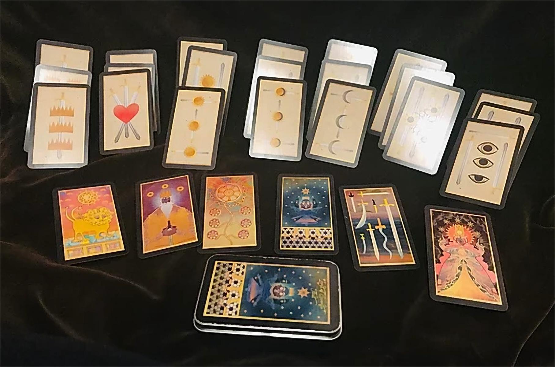 Cartes de Tarot « Land of Swords », 2018, imprimé, figuratif, ensemble de 27 cartes, boîte métallique en vente 1