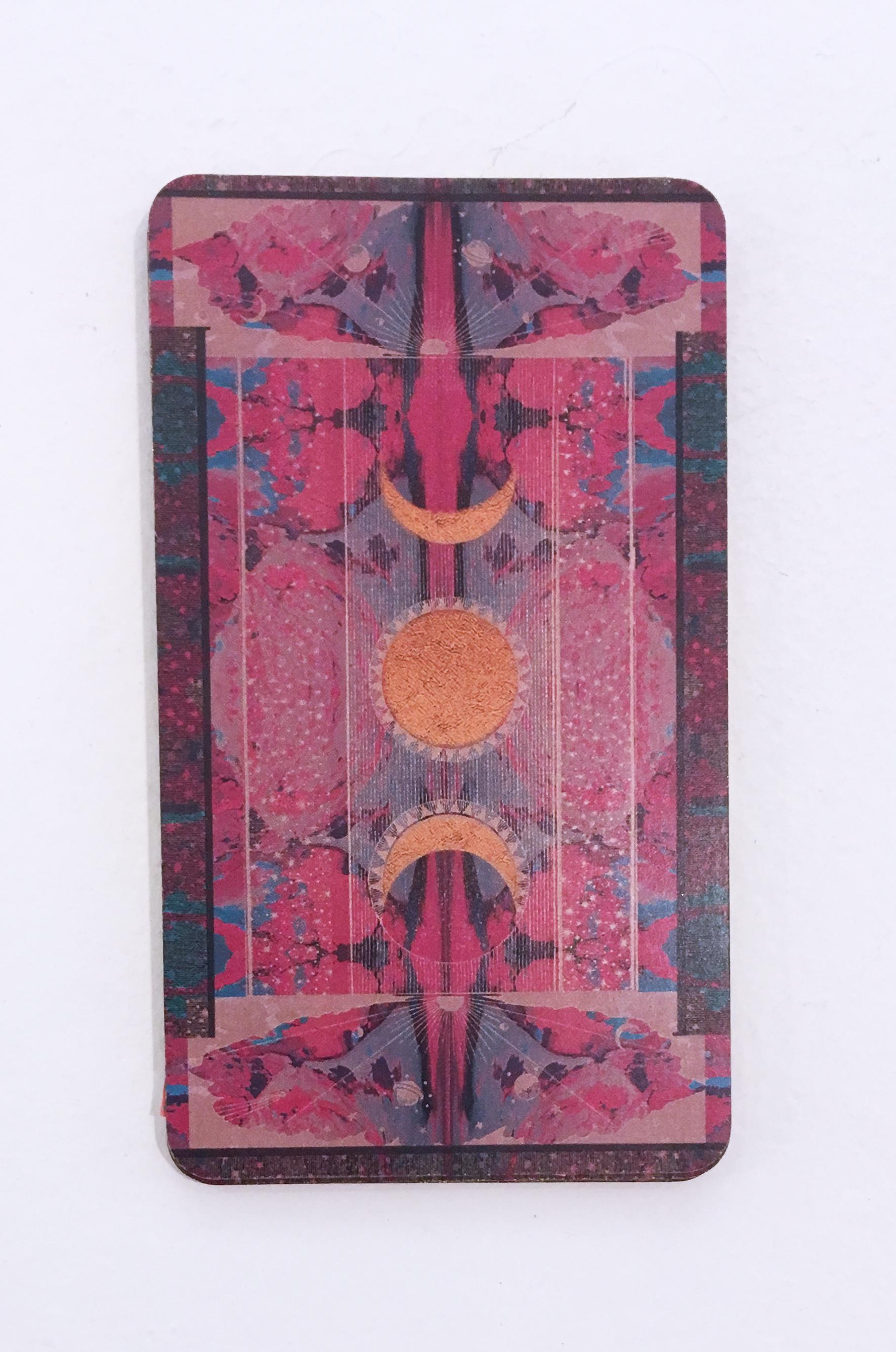 Leo, 2018, collage, impresión, figurativo, dorado, tarot, horóscopo, borde dorado metálico, en cartulina gruesa brillante con diseño rosa en el reverso.
