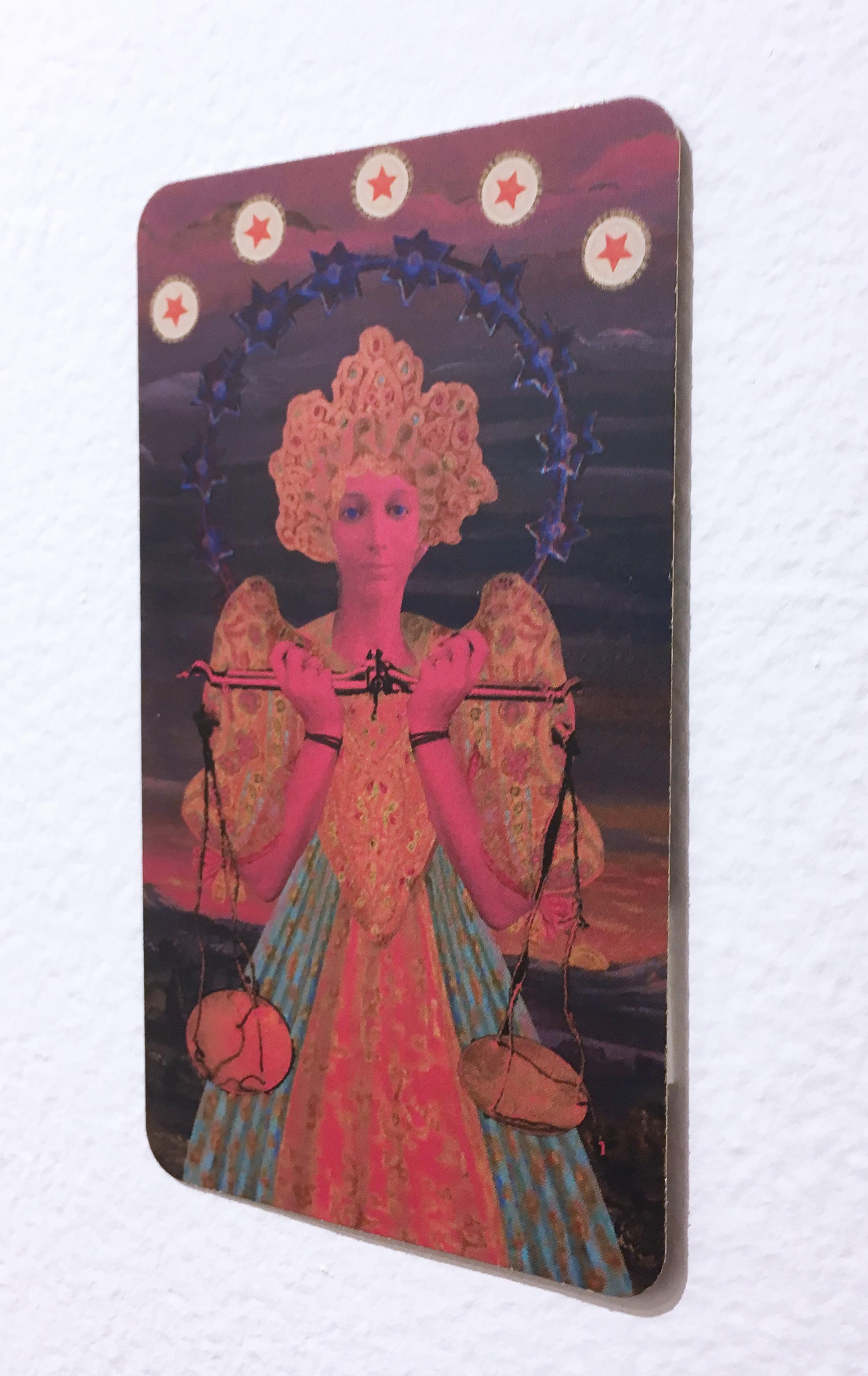 Libra, collage zodiacal, impresión, figurativo, oro, tarot, horóscopo, borde metálico - Figurative Print Oro de Deming King Harriman