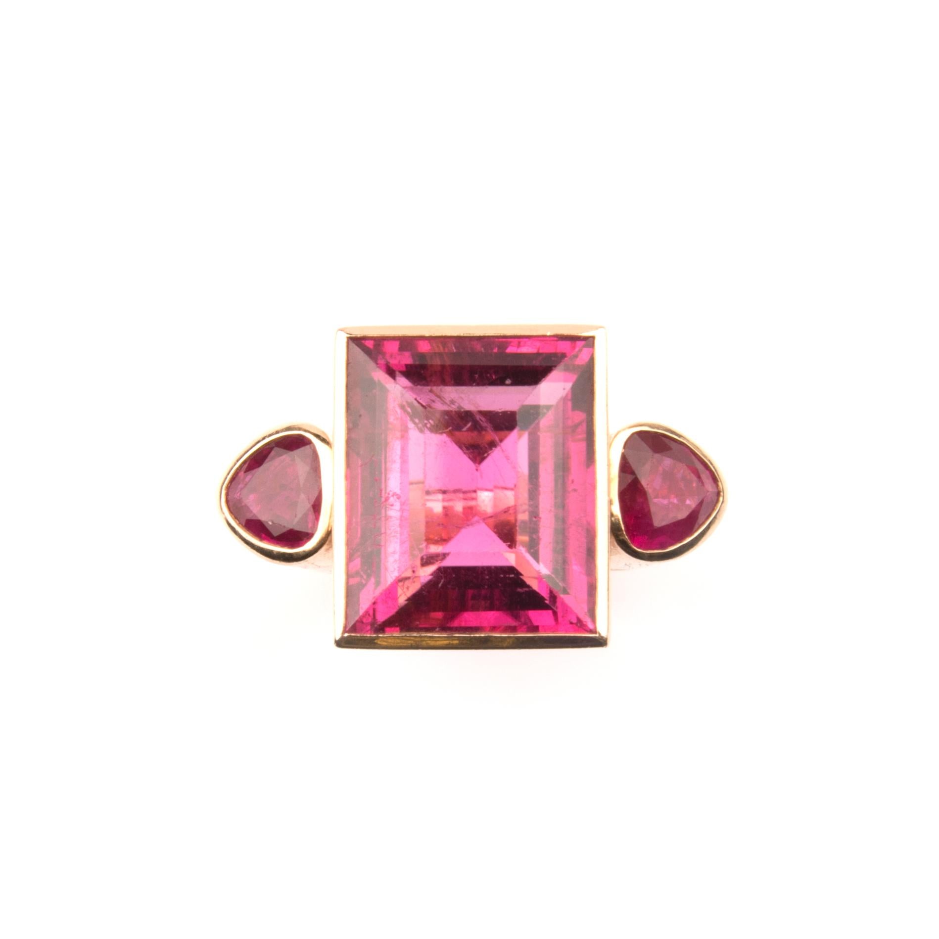 An impressive 18k pink gold ring by Demner NY, set on each side with a shield cut ruby and with a large rectangular rubelite in the center
Signed Demner, gold mark
Ring size EU 52, US 6
New York, late 1980s