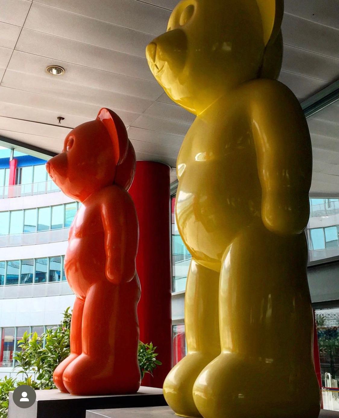 Artiste espagnol contemporain, sculpture Pop Art - Ours rouge vif par Demo 2022 en vente 2
