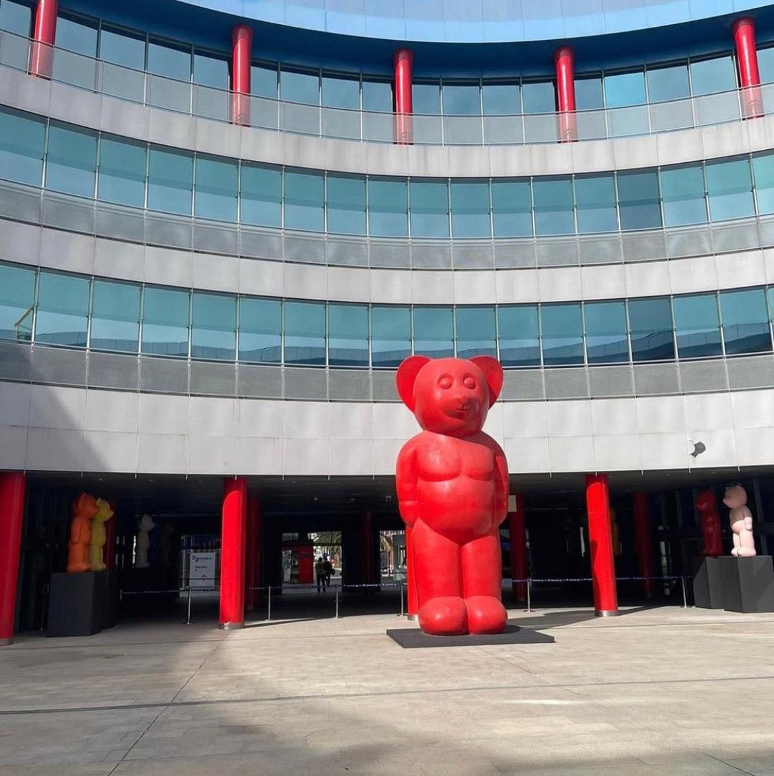 Artiste espagnol contemporain, sculpture Pop Art - Ours rouge vif par Demo 2022 en vente 3