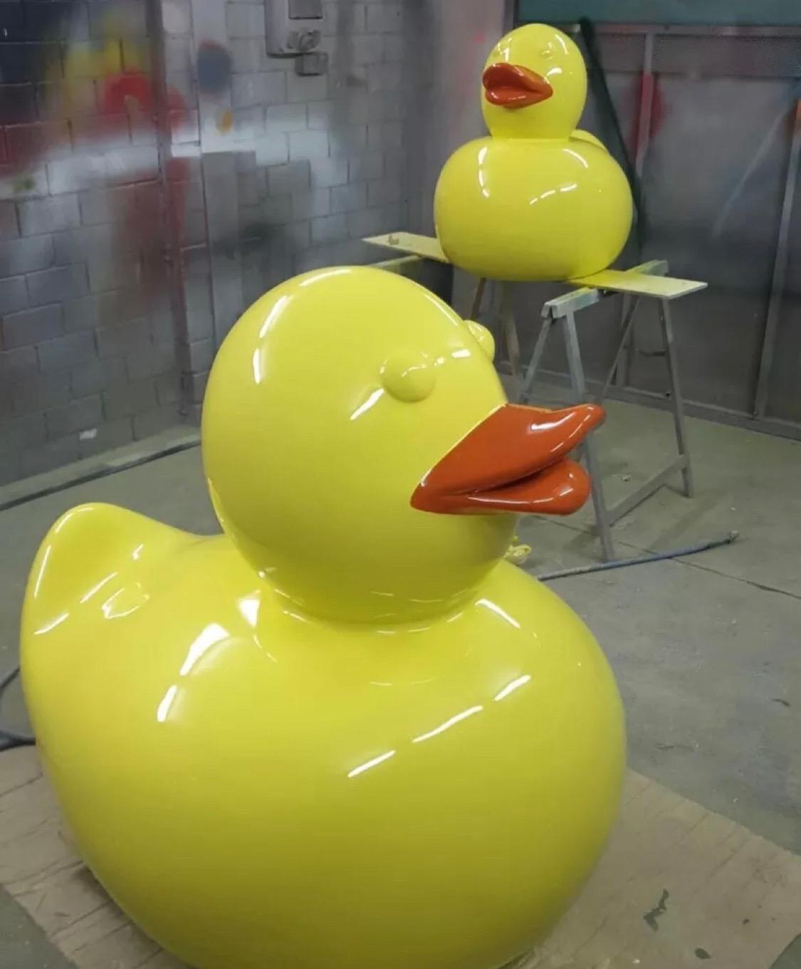 Zeitgenössischer spanischer Künstler, Pop-Art-Skulptur „ Big Duck Yellow“ von Demo 2022