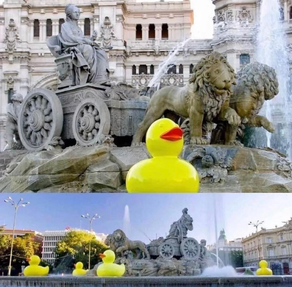 Zeitgenössischer spanischer Künstler, Pop-Art-Skulptur „ Big Duck Yellow“ von Demo 2022 im Angebot 3