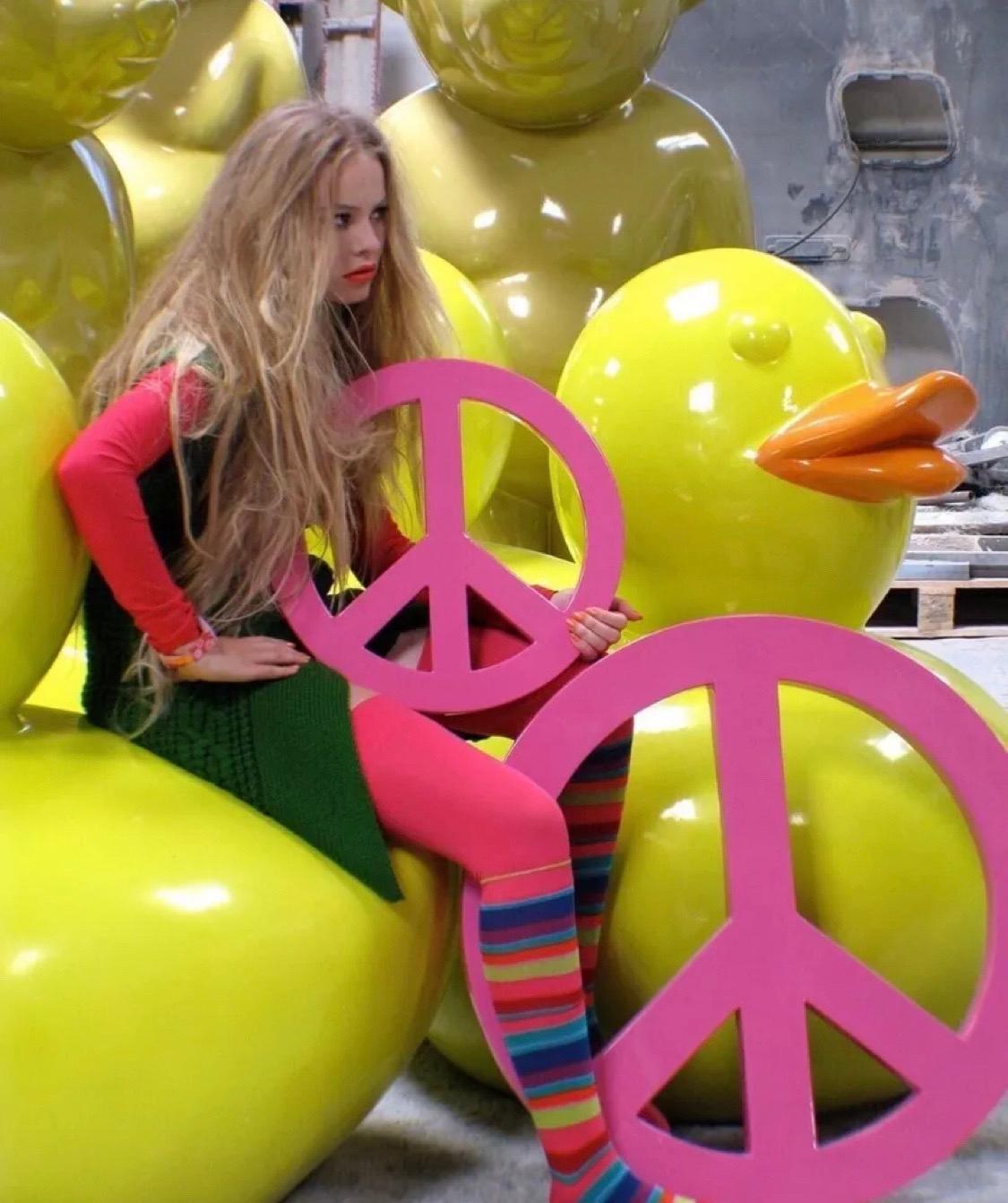 Zeitgenössischer spanischer Künstler, Pop-Art-Skulptur „ Big Duck Yellow“ von Demo 2022 im Angebot 4
