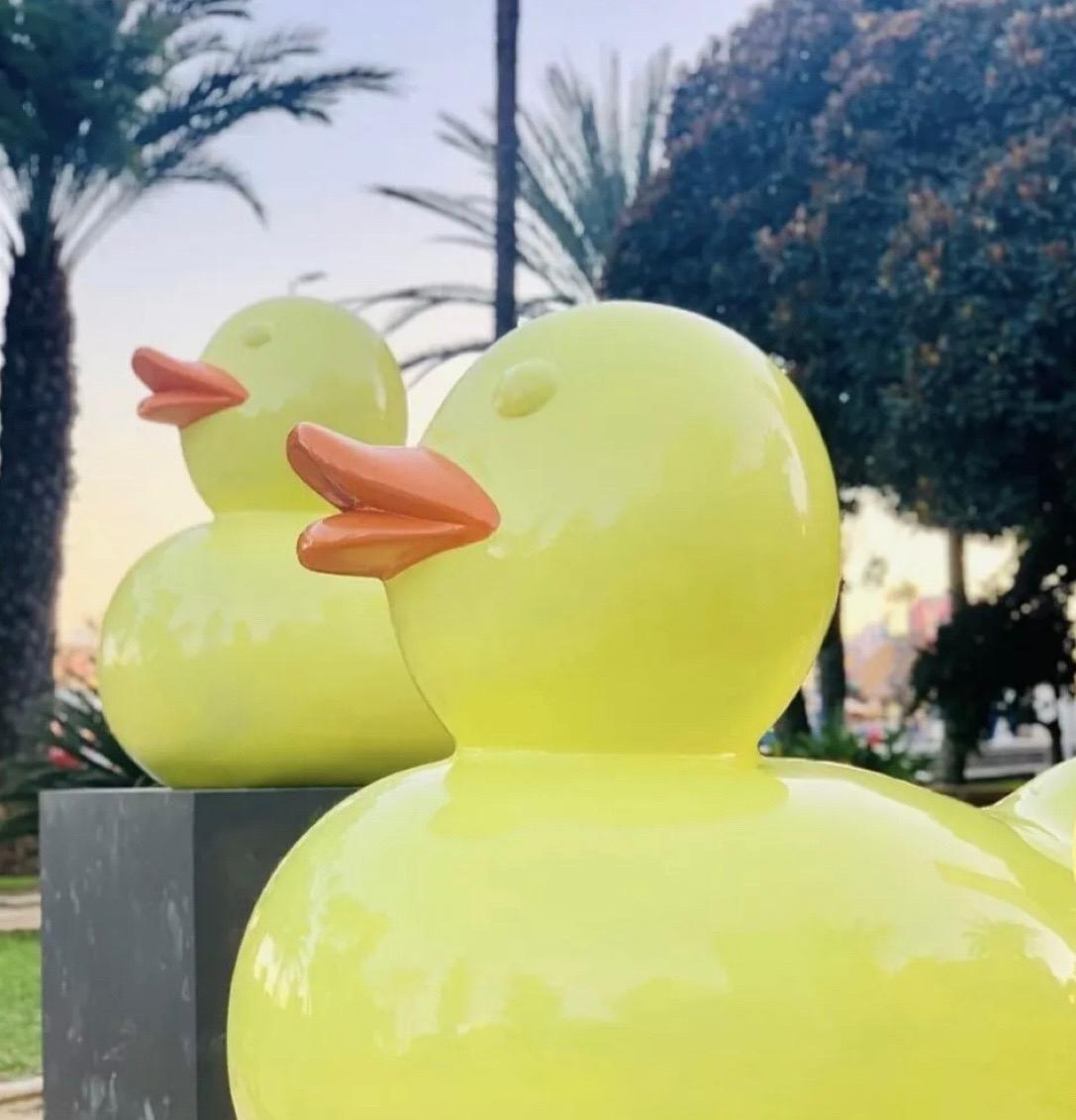 Zeitgenössischer spanischer Künstler, Pop-Art-Skulptur „ Big Duck Yellow“ von Demo 2022 im Angebot 1