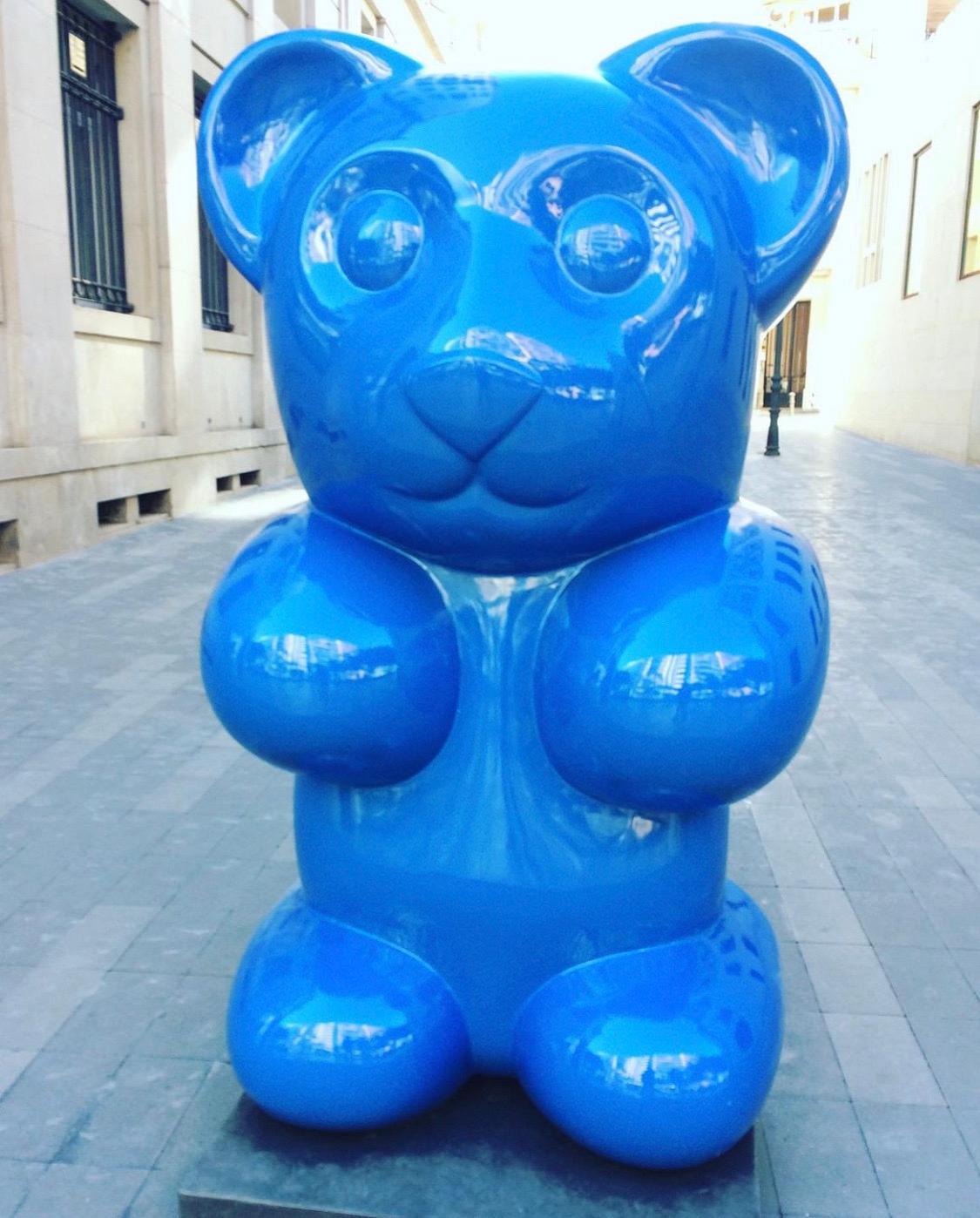 Zeitgenössischer spanischer Künstler, Pop-Art-Skulptur „ Big Gummy Bear Blue“ von Demo 2022 im Angebot 1