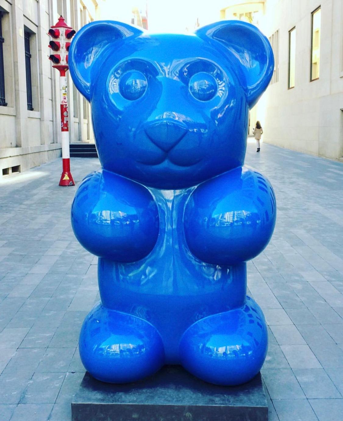 Zeitgenössischer spanischer Künstler, Pop-Art-Skulptur „ Big Gummy Bear Blue“ von Demo 2022