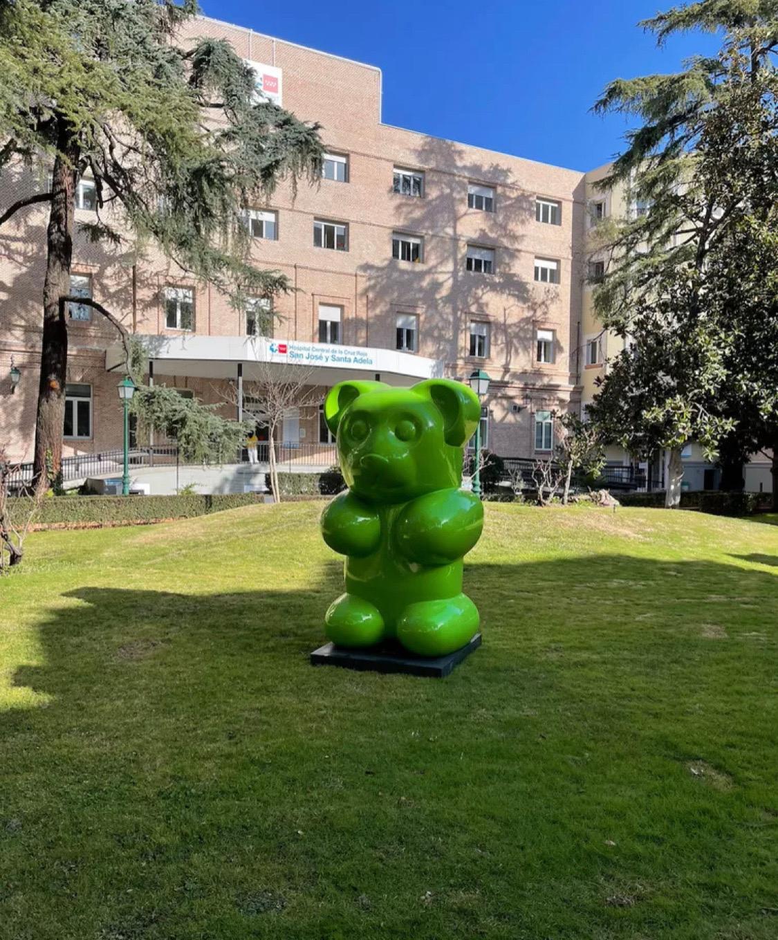 Zeitgenössischer spanischer Künstler, Pop-Art-Skulptur Gummibärgrün von Demo 2022 im Angebot 1