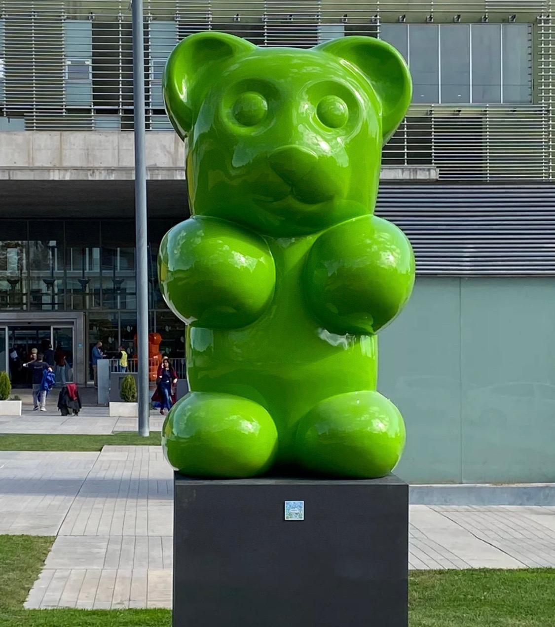 Zeitgenössischer spanischer Künstler, Pop-Art-Skulptur Gummibärgrün von Demo 2022 im Angebot 2