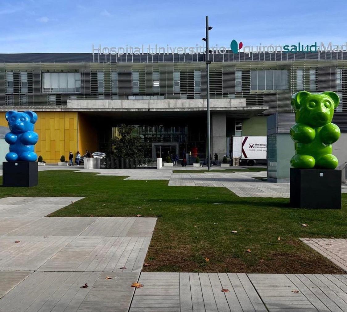 Zeitgenössischer spanischer Künstler, Pop-Art-Skulptur Gummibärgrün von Demo 2022 im Angebot 3