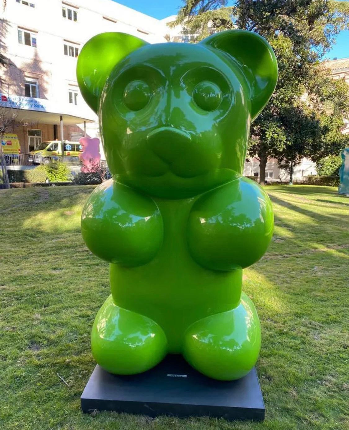 Artista spagnolo contemporaneo, scultura Pop Art Gummy Bear Green di Demo 2022