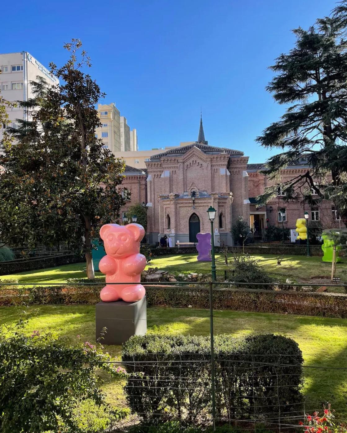 Zeitgenössischer spanischer Künstler, Pop-Art-Skulptur „ Big Gummy Bear Pink“ von Demo 2022 im Angebot 2