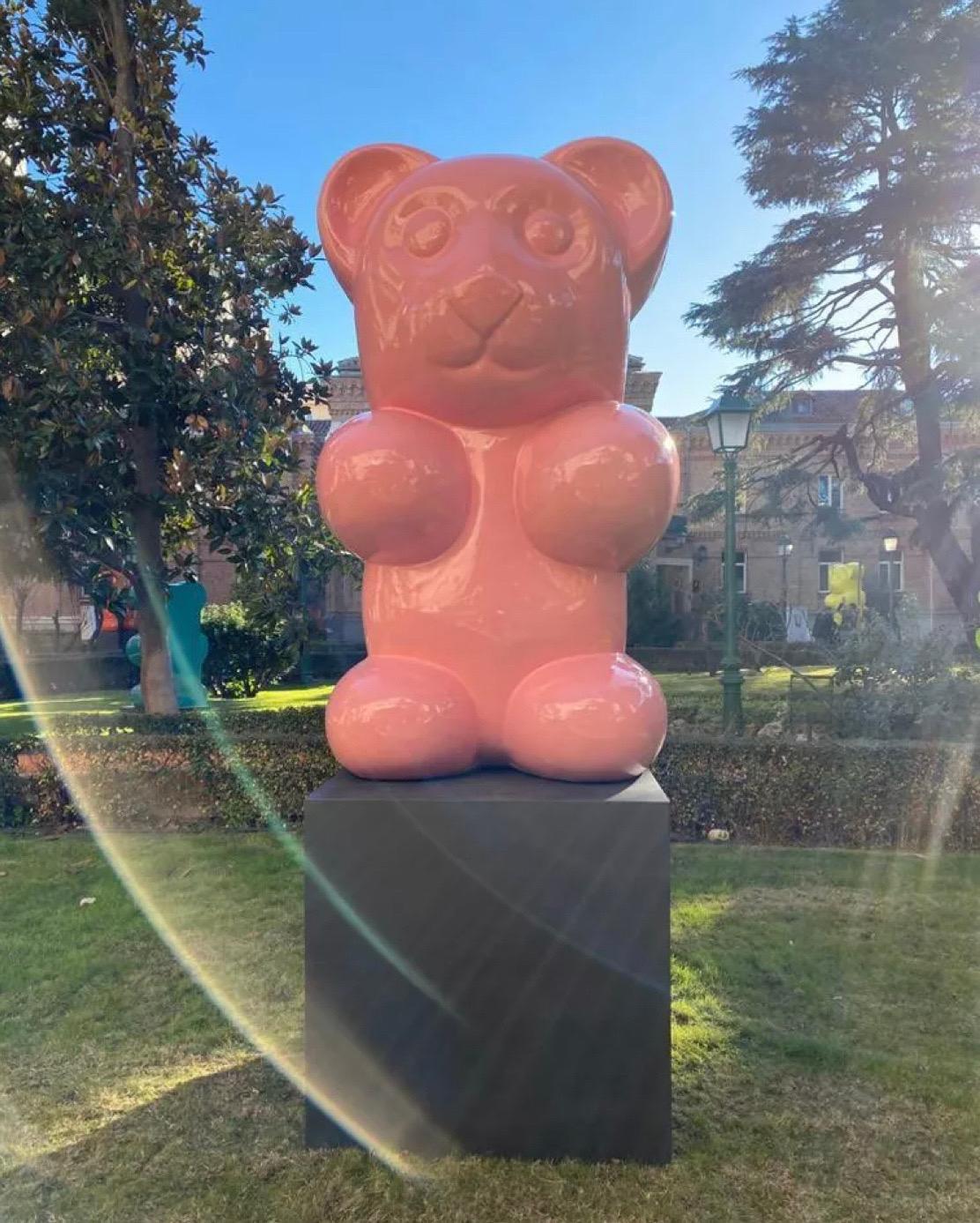 Zeitgenössischer spanischer Künstler, Pop-Art-Skulptur „ Big Gummy Bear Pink“ von Demo 2022