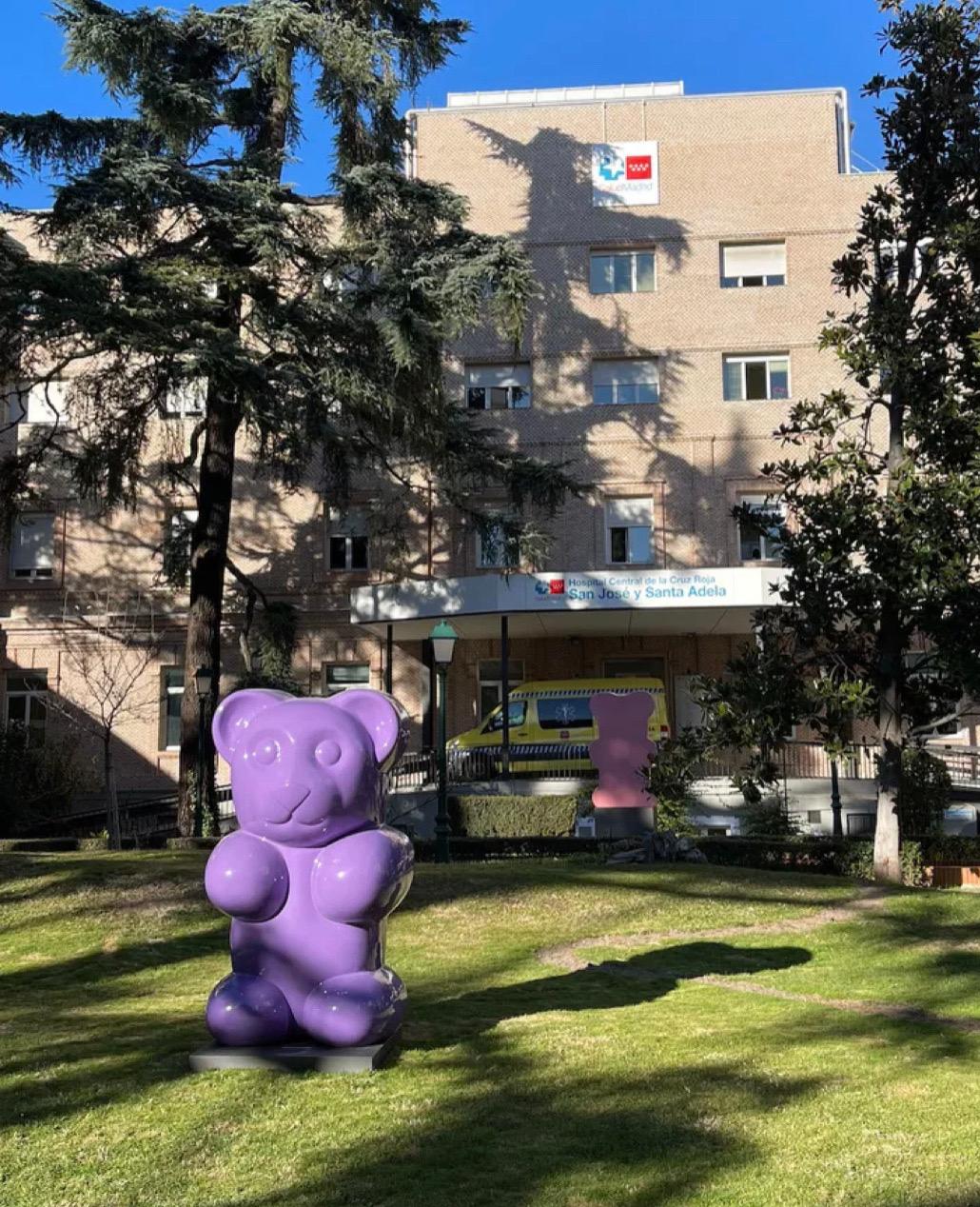 Zeitgenössische spanische Pop-Art-Skulptur „ Big Gummy Bear Purple“ von Demo 2022 im Angebot 1