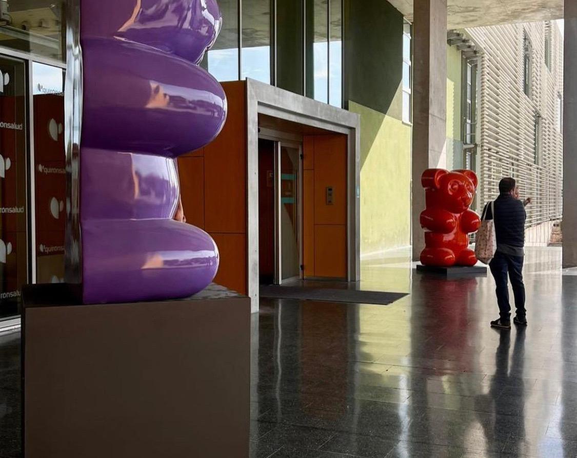 Zeitgenössische spanische Pop-Art-Skulptur „ Big Gummy Bear Purple“ von Demo 2022 im Angebot 2