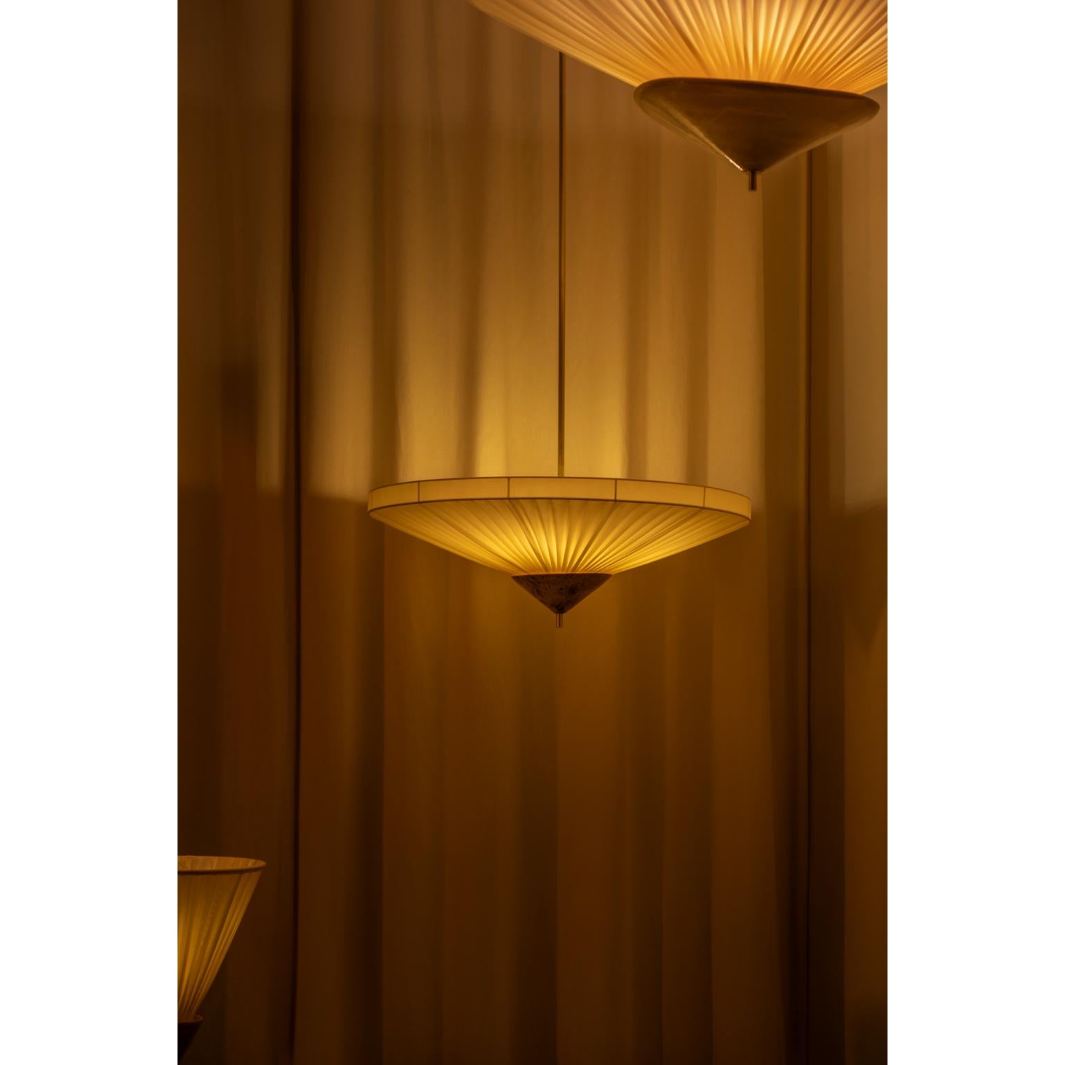 Lampada a sospensione da soffitto piccola in tessuto beige con paralume plissettato e ottone di Elsa Foulon in vendita 2