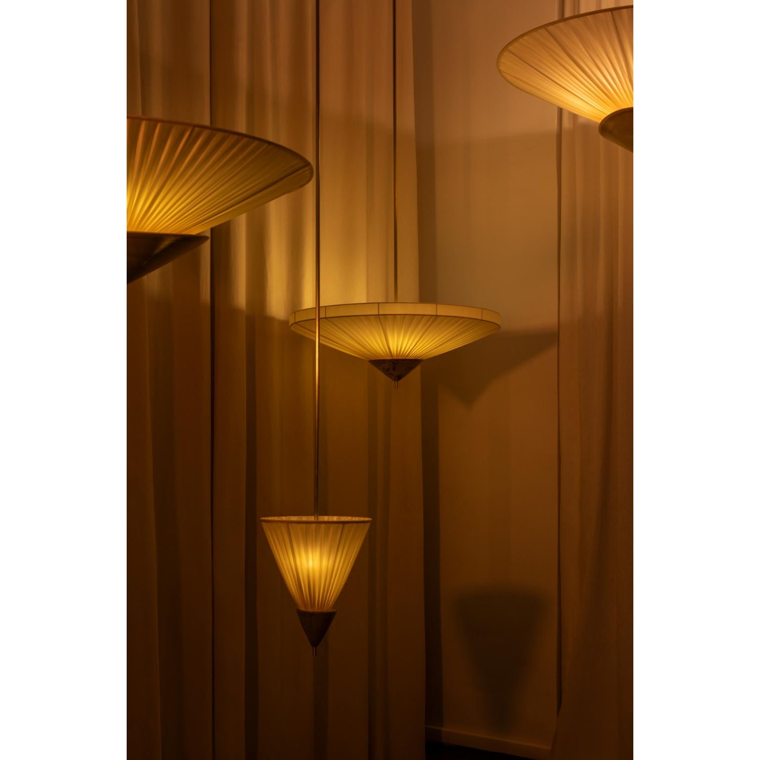 Lampada a sospensione da soffitto piccola in tessuto beige con paralume plissettato e ottone di Elsa Foulon in vendita 3