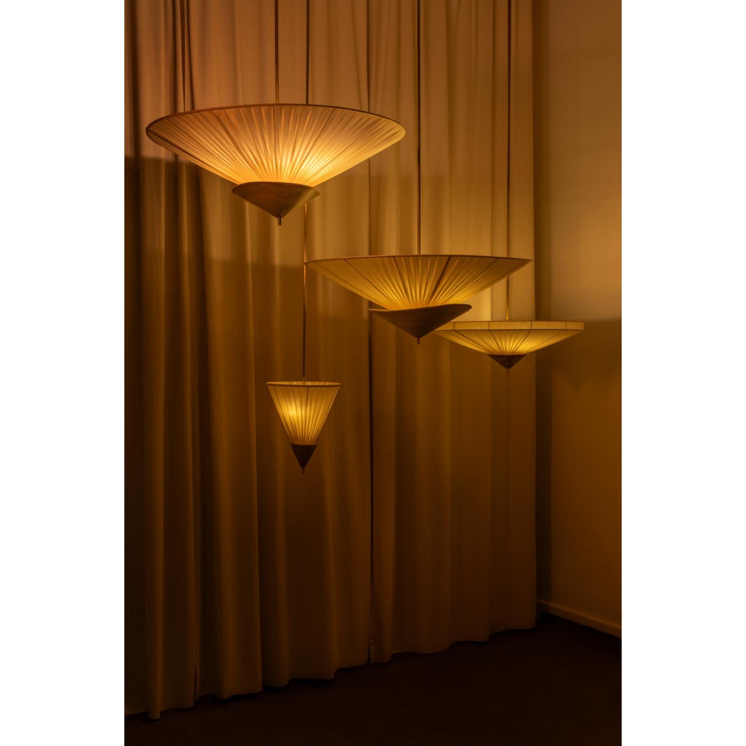 Lampada a sospensione da soffitto piccola in tessuto beige con paralume plissettato e ottone di Elsa Foulon in vendita 4