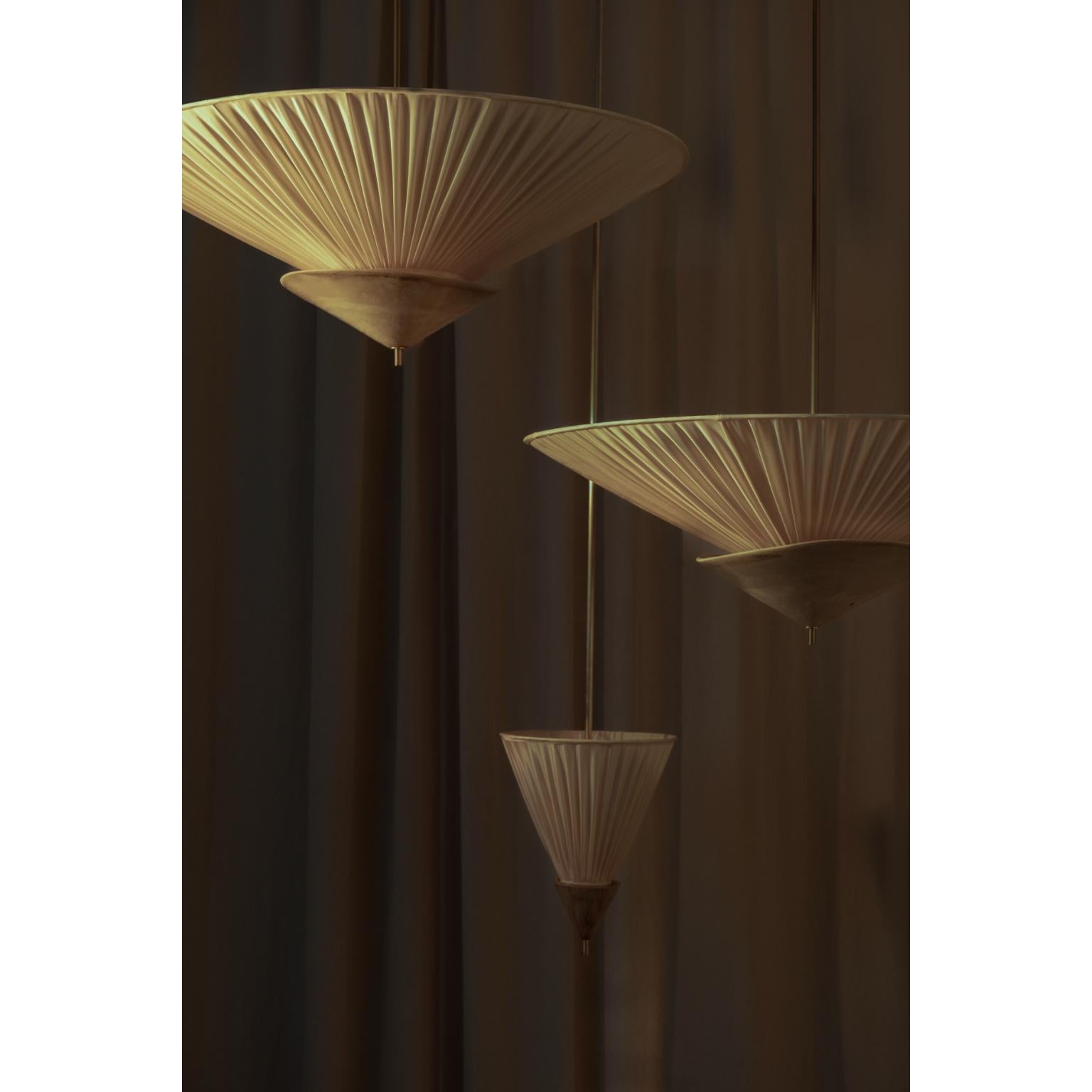 Lampada a sospensione da soffitto piccola in tessuto beige con paralume plissettato e ottone di Elsa Foulon in vendita 5
