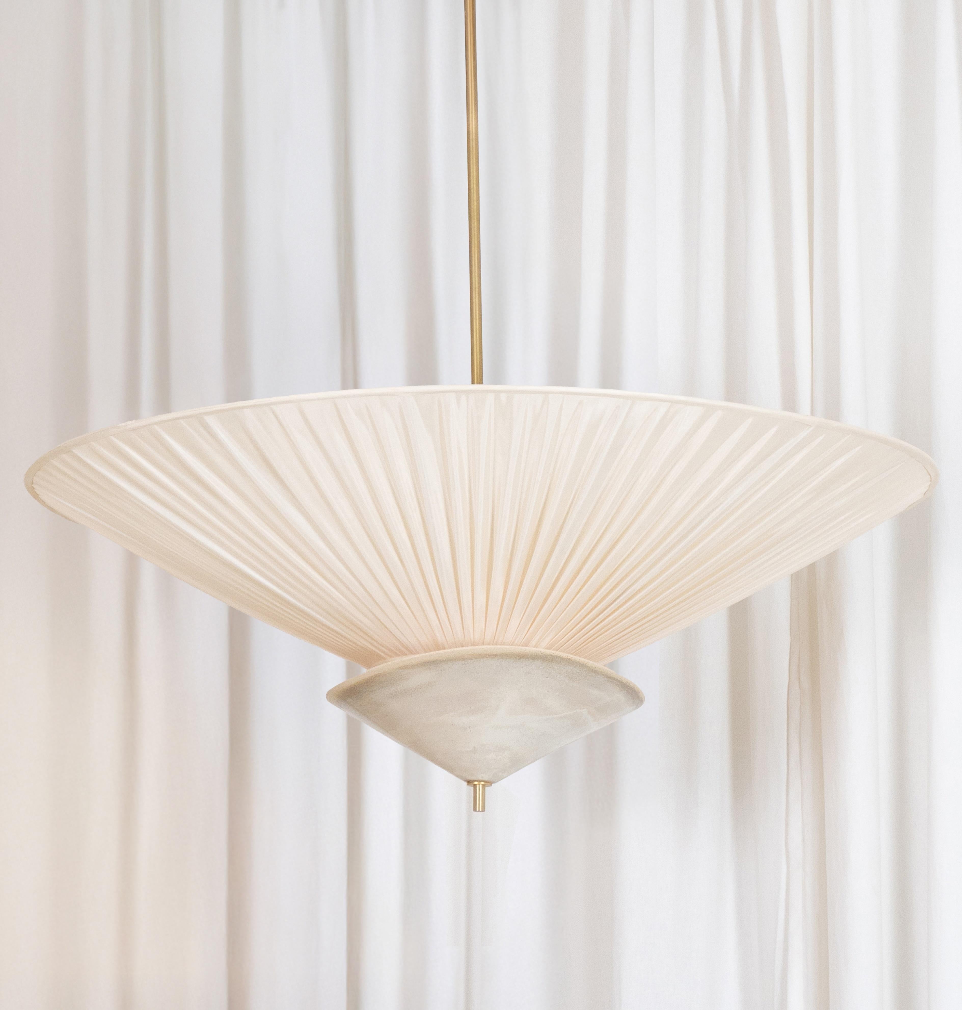 Lampada a sospensione decorativa grande Demoiselle di Elsa Foulon
Un pezzo unico.
Dimensioni: Ø 80 cm.
Materiali: Tessuto di Fabrice, ceramica e ottone.

Disponibile in tre diverse dimensioni. Le dimensioni possono variare. Tutte le nostre lampade