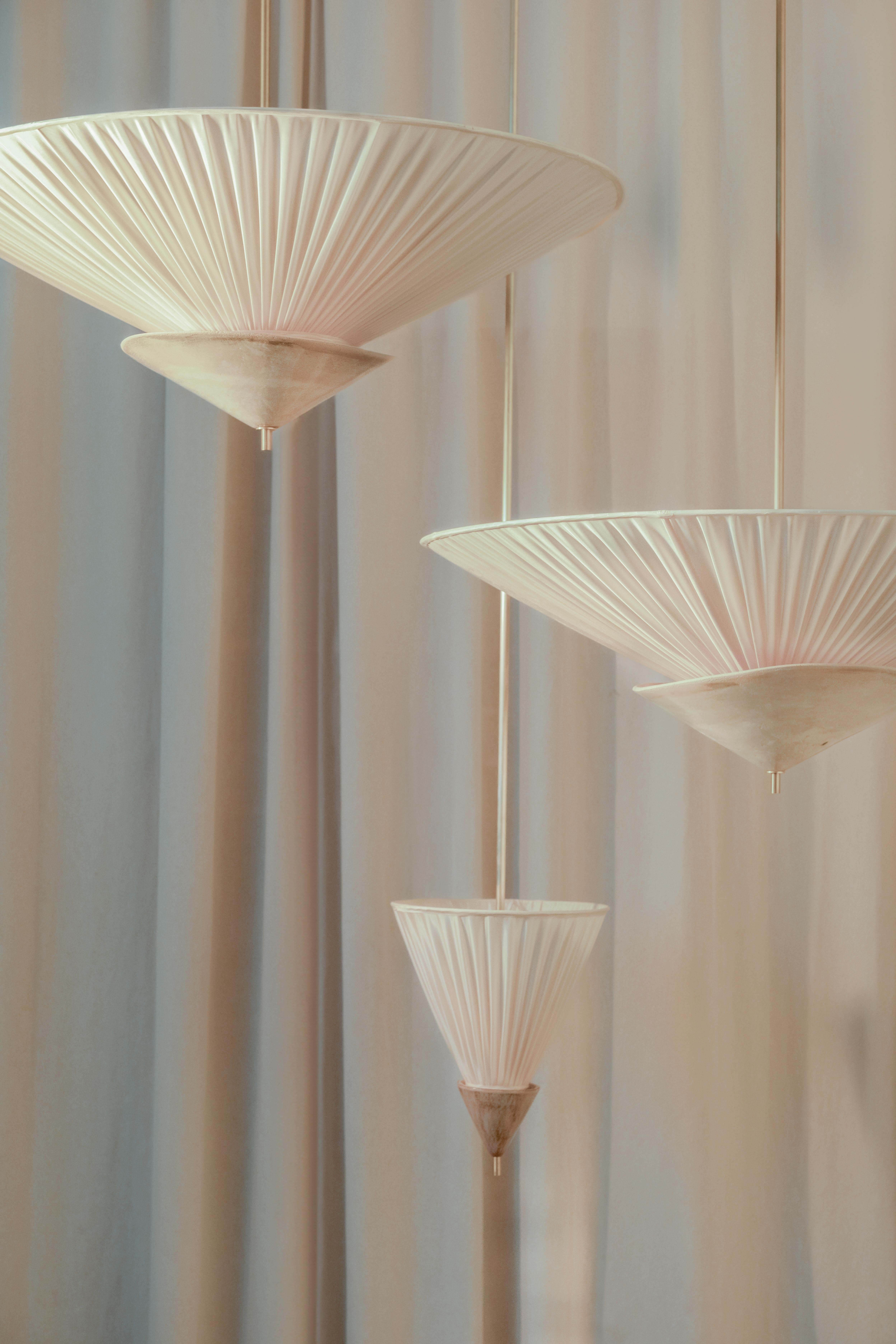 Postmoderno Lampada a sospensione da soffitto piccola in tessuto beige con paralume plissettato e ottone di Elsa Foulon in vendita