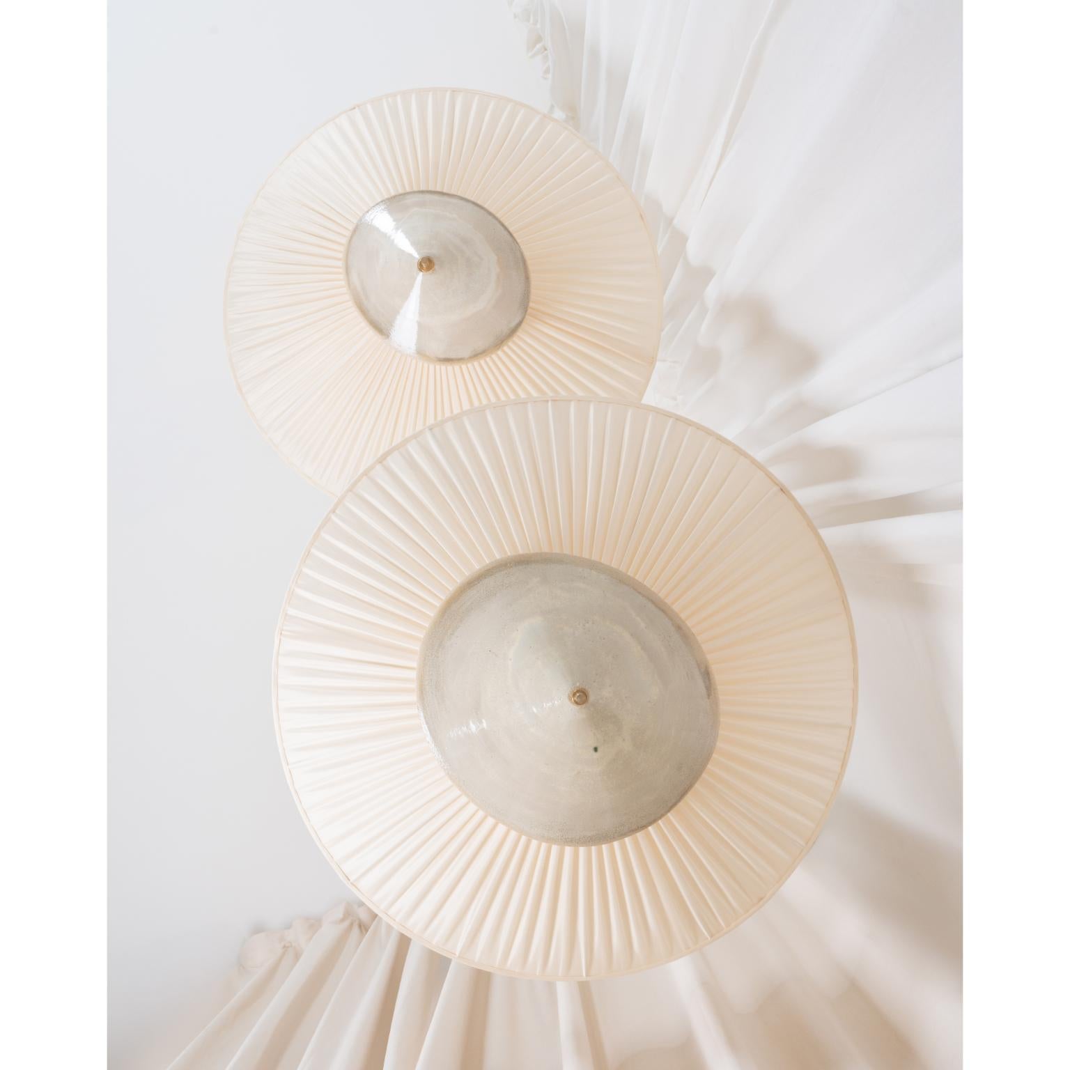 Francese Lampada a sospensione da soffitto piccola in tessuto beige con paralume plissettato e ottone di Elsa Foulon in vendita