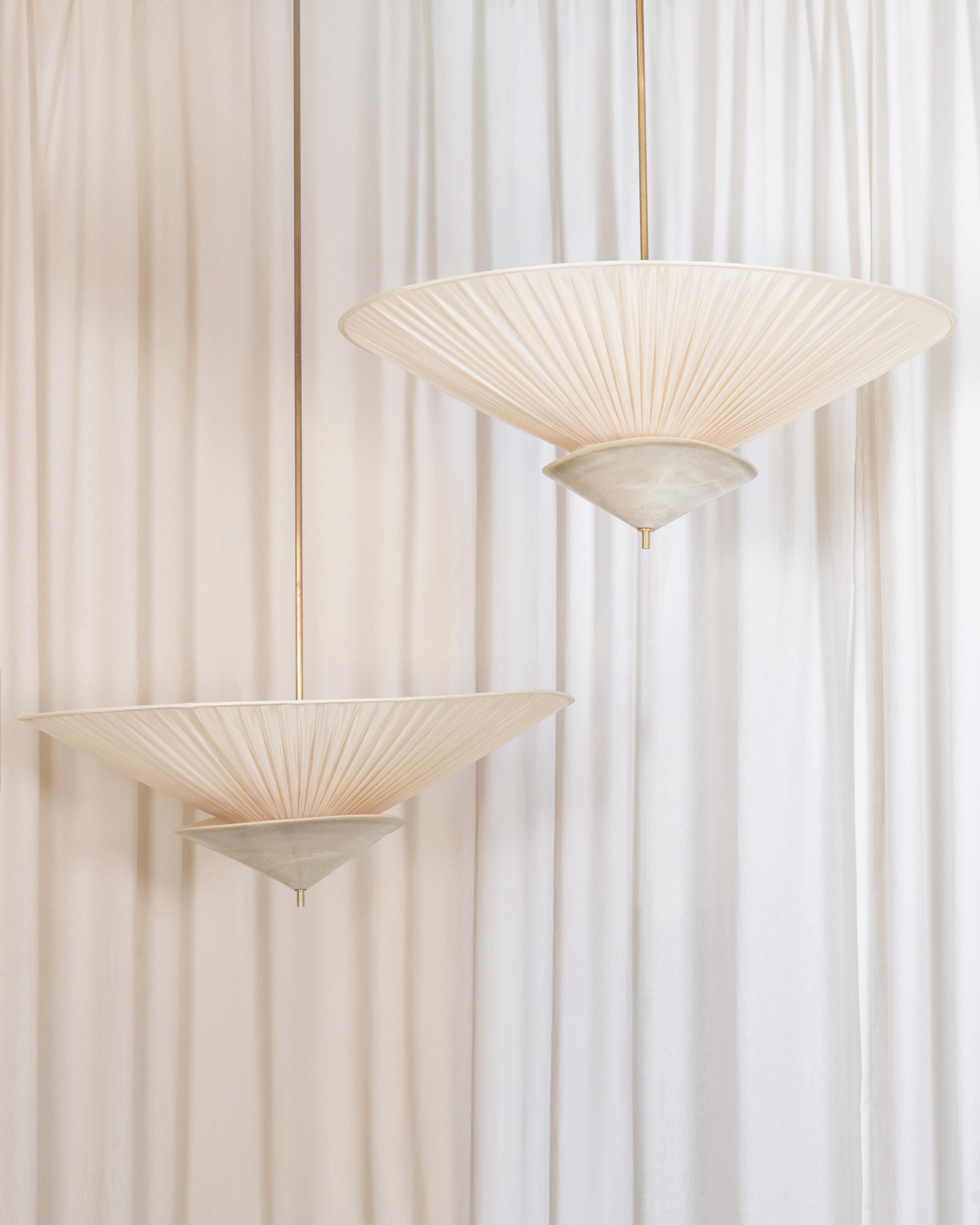 Altro Lampada a sospensione da soffitto piccola in tessuto beige con paralume plissettato e ottone di Elsa Foulon in vendita