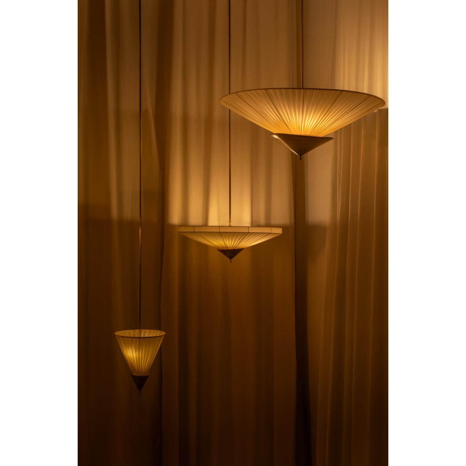 Ottone Lampada a sospensione da soffitto piccola in tessuto beige con paralume plissettato e ottone di Elsa Foulon in vendita
