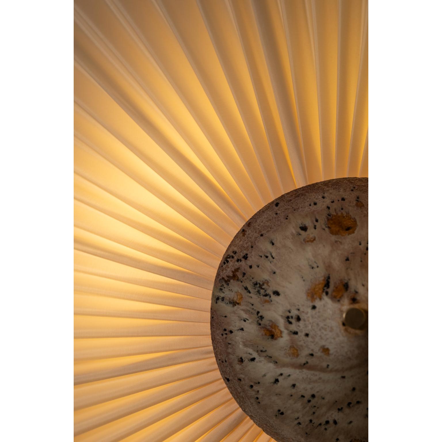 Postmoderno Paralume plissettato, grande applique in tessuto beige con ottone di Elsa Fabrice in vendita