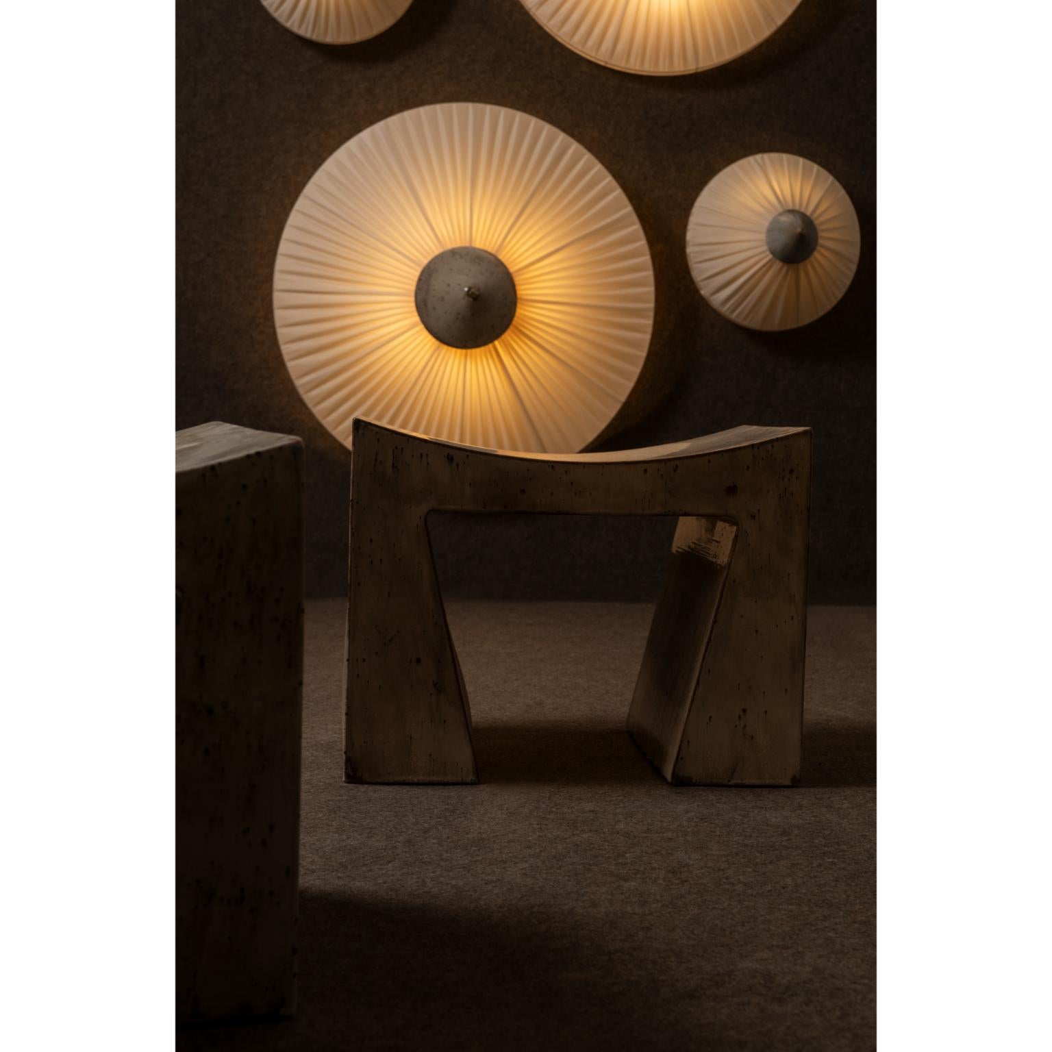 Paralume plissettato, grande applique in tessuto beige con ottone di Elsa Fabrice In condizioni Nuovo in vendita a Geneve, CH