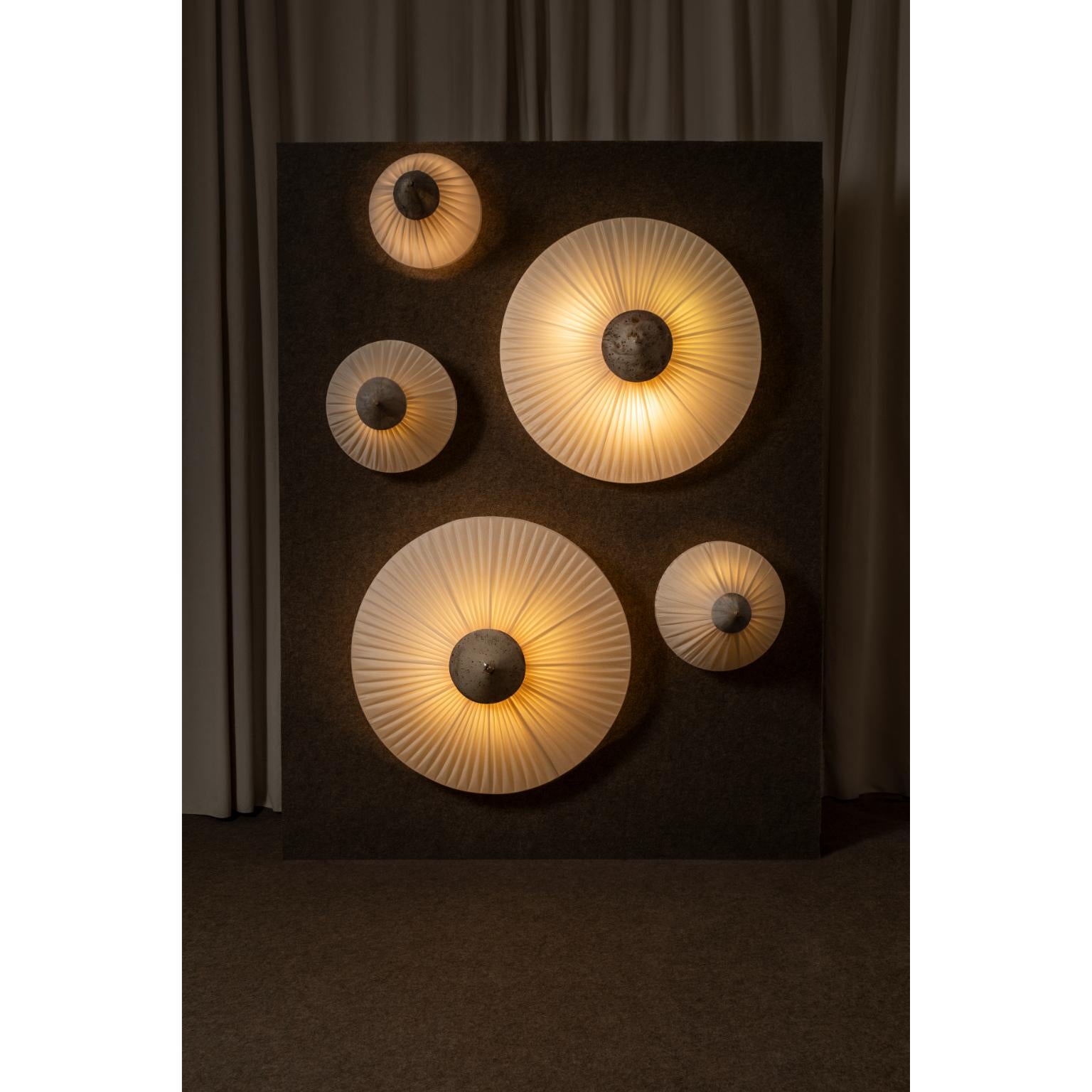 XXI secolo e contemporaneo Paralume plissettato, grande applique in tessuto beige con ottone di Elsa Fabrice in vendita