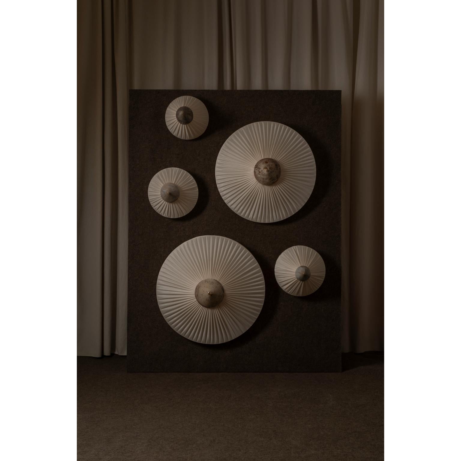 Ottone Paralume plissettato, grande applique in tessuto beige con ottone di Elsa Fabrice in vendita