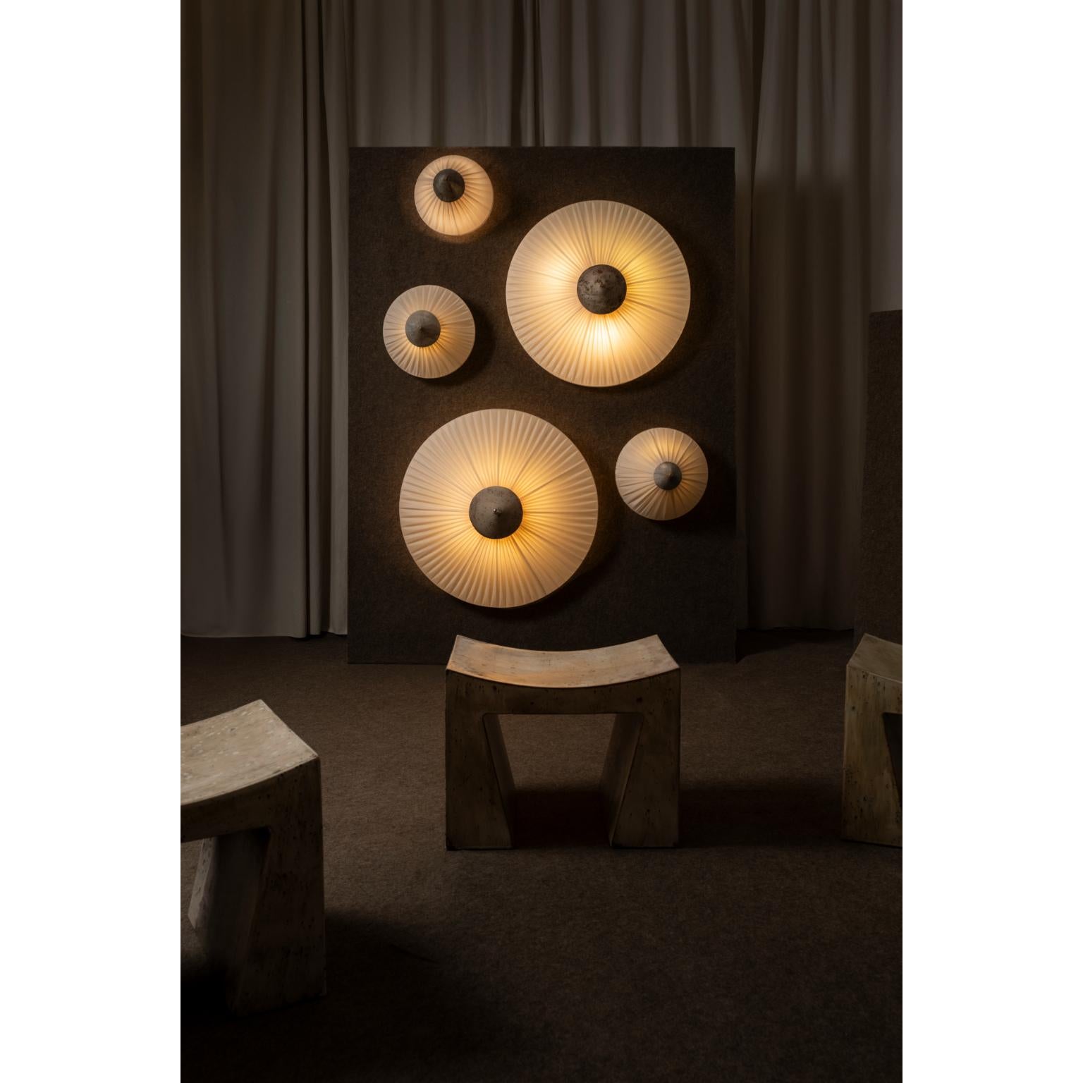 Paralume plissettato, grande applique in tessuto beige con ottone di Elsa Fabrice in vendita 1