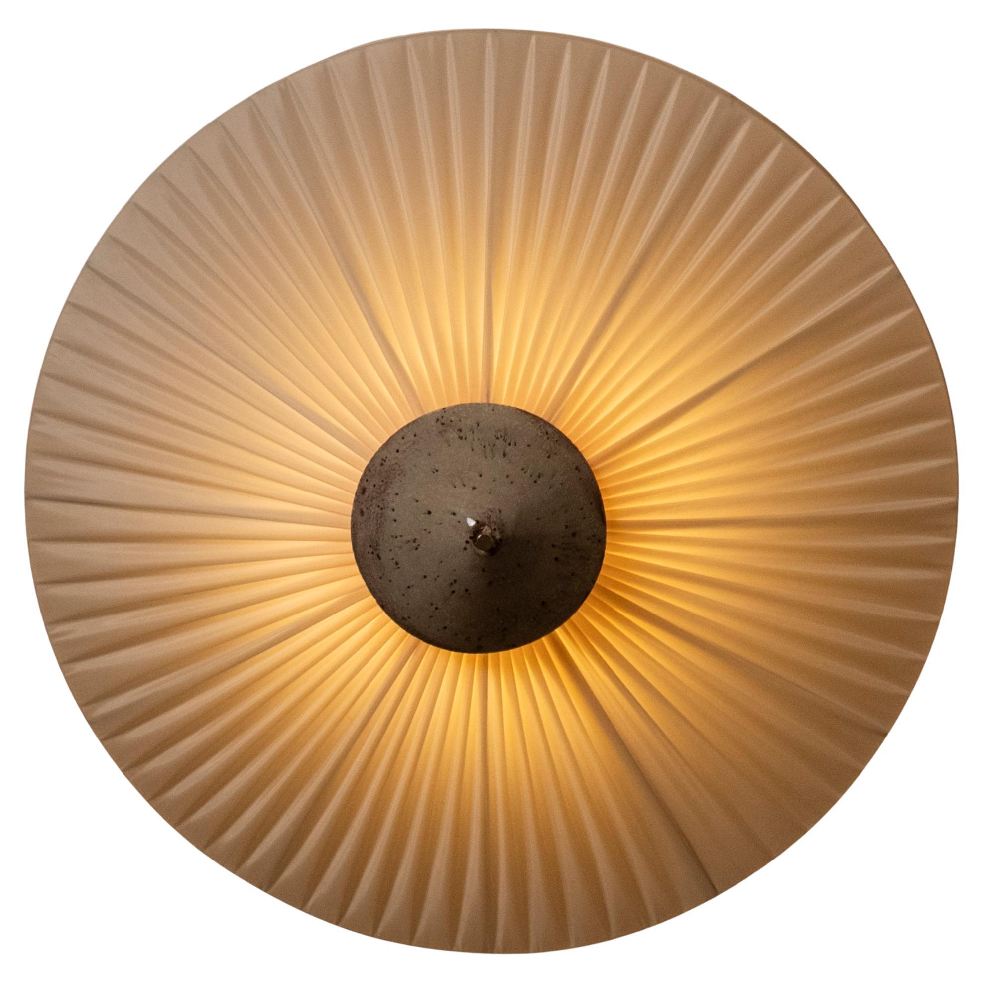 Paralume plissettato, grande applique in tessuto beige con ottone di Elsa Fabrice in vendita