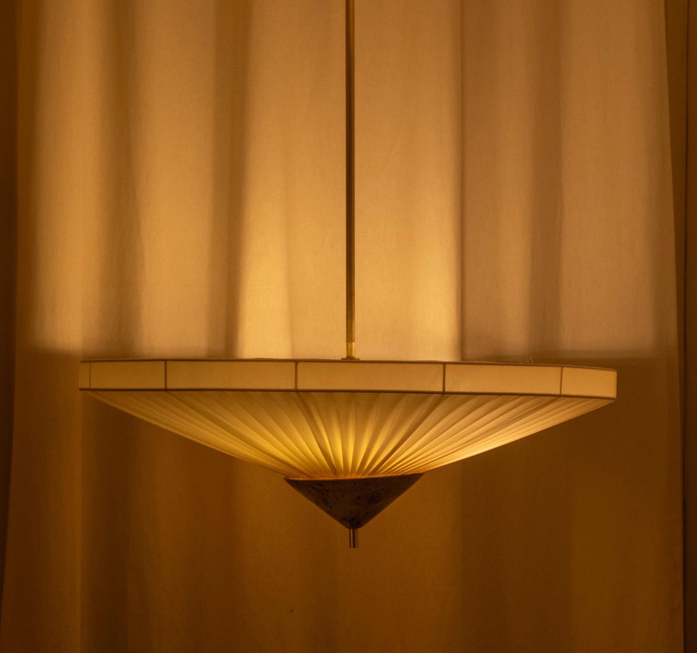 Lampada a sospensione decorativa media Demoiselle di Elsa Foulon
Un pezzo unico.
Dimensioni: Ø 60 cm.
Materiali: Tessuto di Fabrice, ceramica e ottone.

Disponibile in tre diverse dimensioni. Le dimensioni possono variare. Tutte le nostre lampade