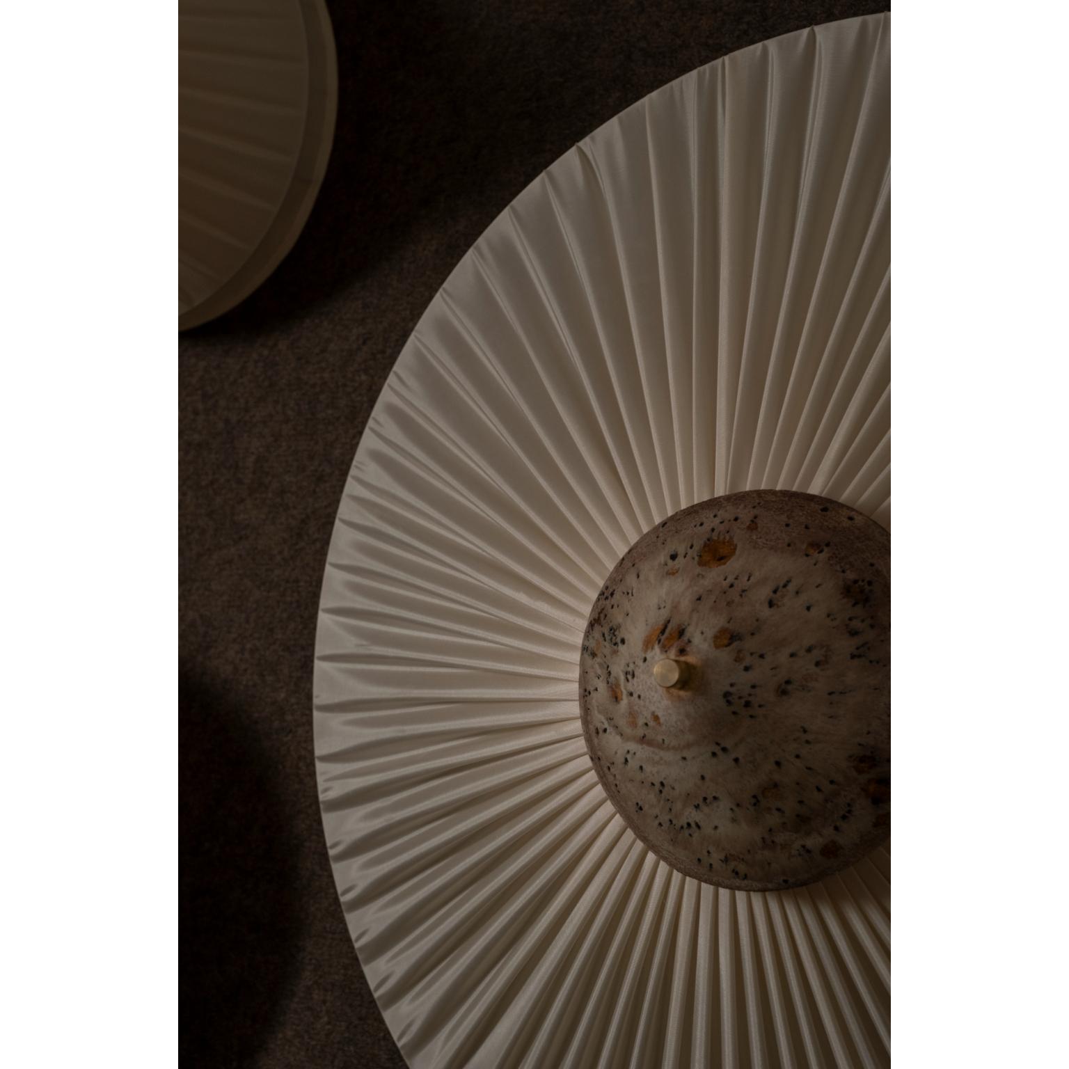 Postmoderno Lampada a sospensione media con paralume plissettato, tessuto beige e ottone di Elsa Fabrice in vendita
