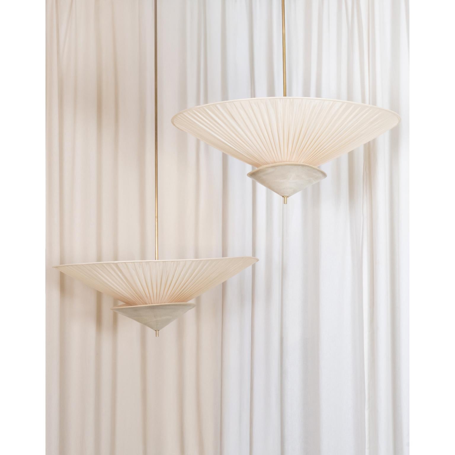 Altro Lampada a sospensione media con paralume plissettato, tessuto beige e ottone di Elsa Fabrice in vendita