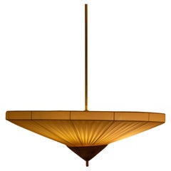 Lampe suspendue moyenne en tissu beige avec abat-jour plissé d'Elsa Foulon