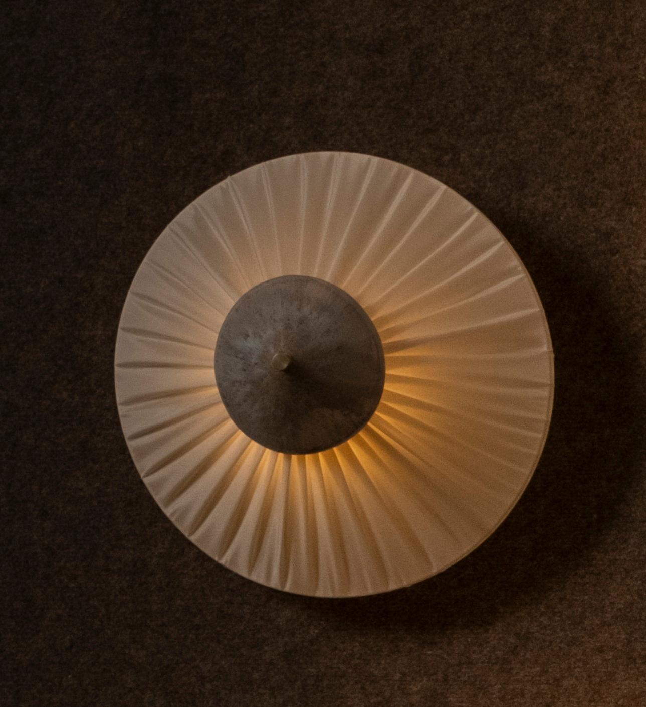Pantalla plisada, aplique mediano de tela beige con latón by Elsa Foulon Otro en venta