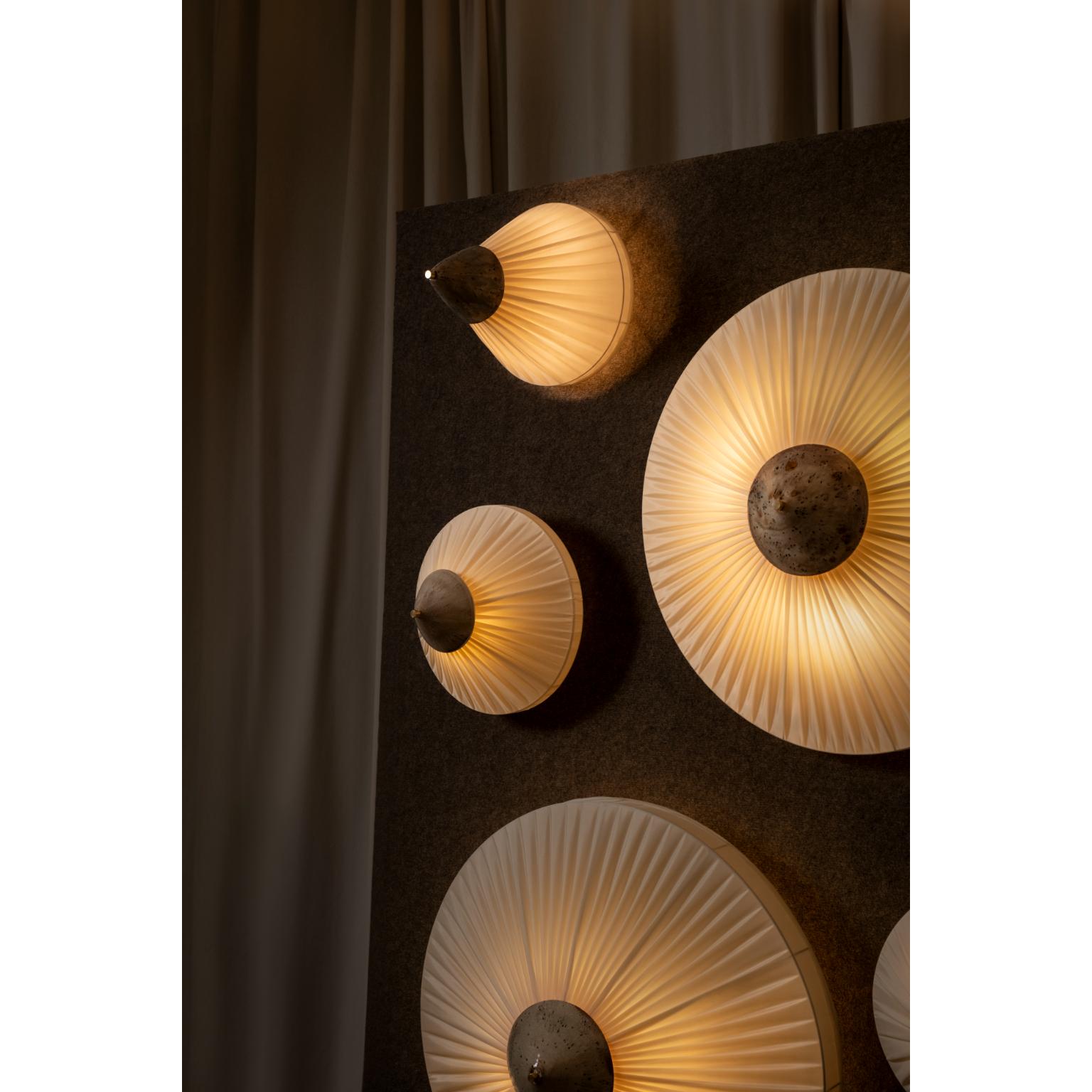 Pantalla plisada, aplique mediano de tela beige con latón by Elsa Foulon Siglo XXI y contemporáneo en venta