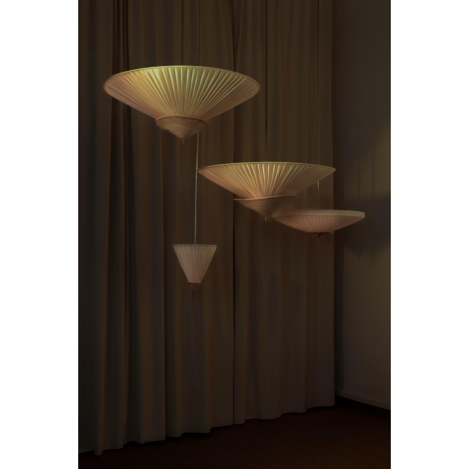 Lampada a sospensione da soffitto piccola in tessuto beige con paralume plissettato e ottone di Elsa Foulon in vendita 5