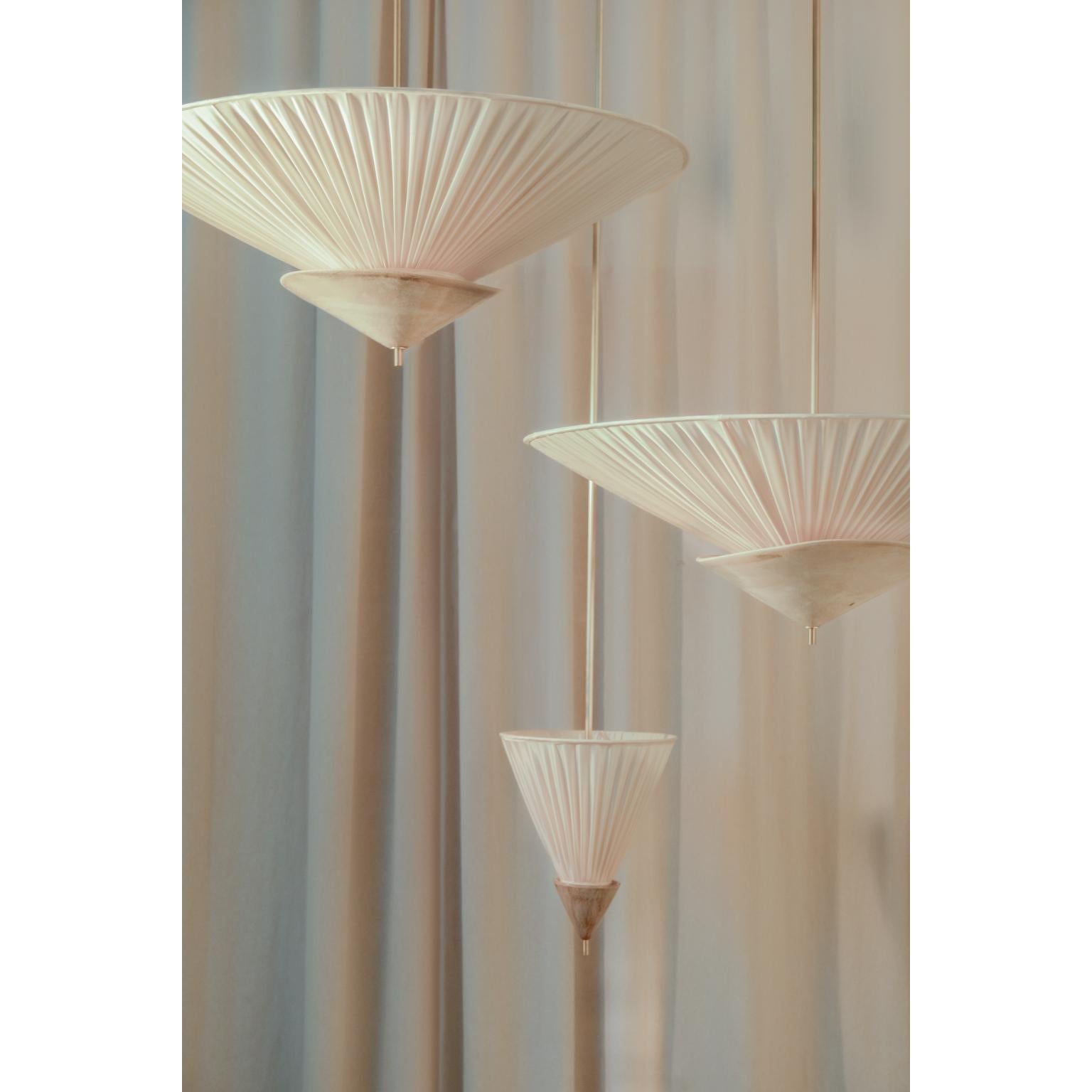 Lampada a sospensione da soffitto piccola in tessuto beige con paralume plissettato e ottone di Elsa Foulon in vendita 6