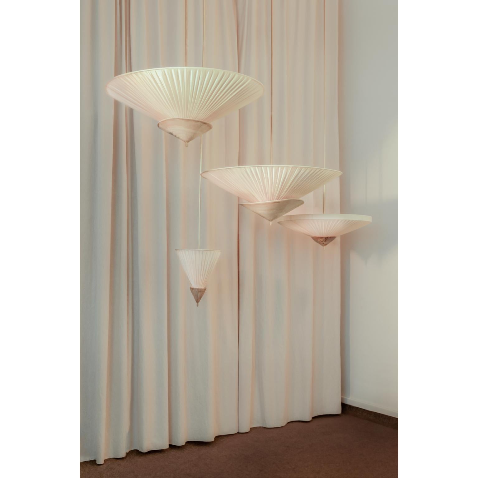 Lampada a sospensione da soffitto piccola in tessuto beige con paralume plissettato e ottone di Elsa Foulon in vendita 7