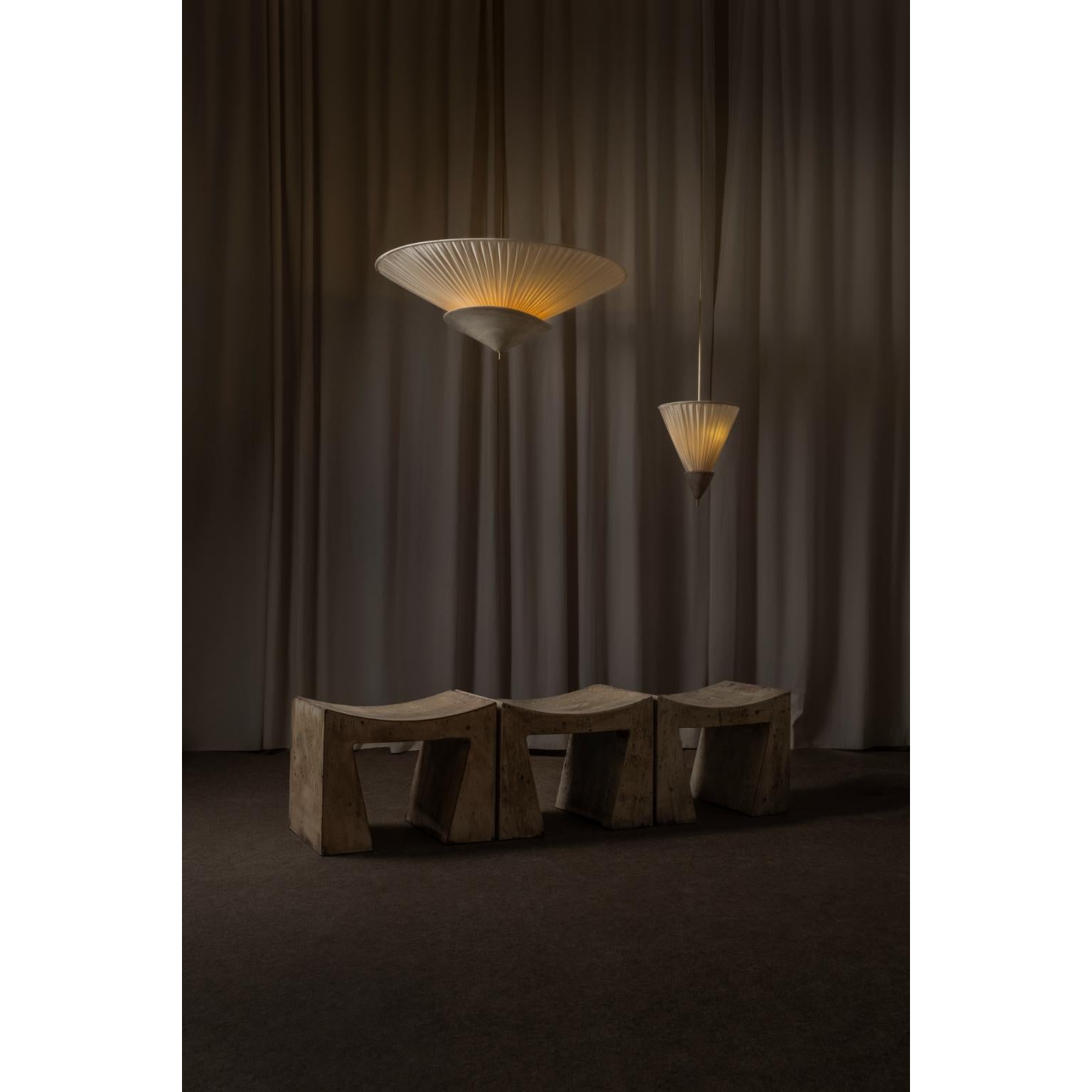 Lampada a sospensione da soffitto piccola in tessuto beige con paralume plissettato e ottone di Elsa Foulon in vendita 9