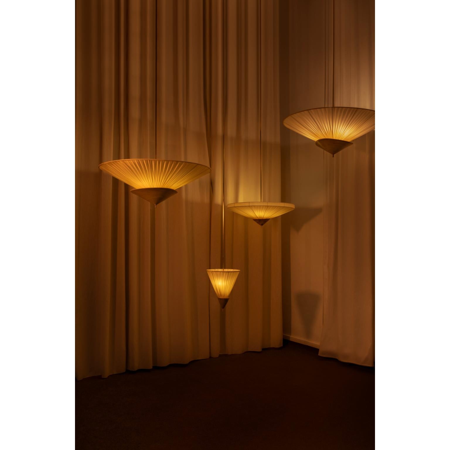 Ottone Lampada a sospensione da soffitto piccola in tessuto beige con paralume plissettato e ottone di Elsa Foulon in vendita