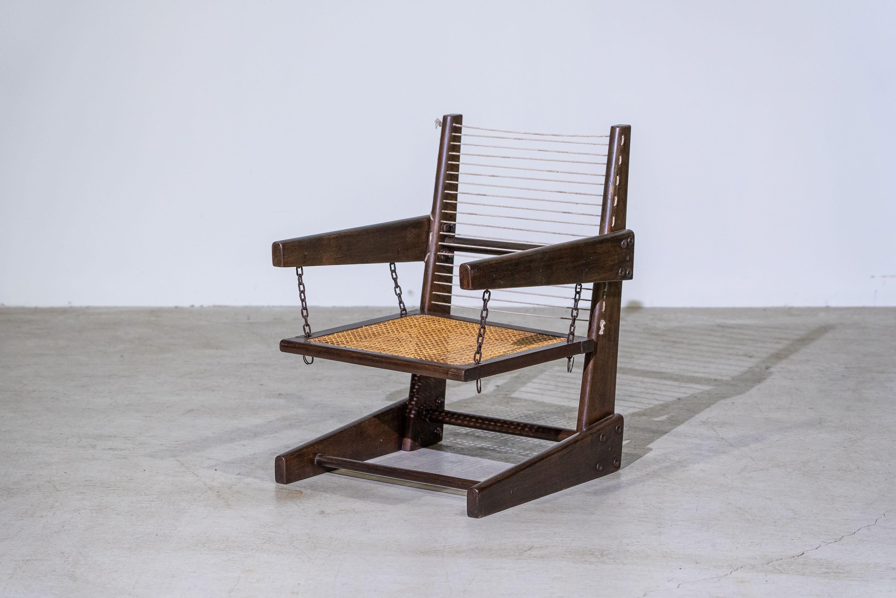 Una auténtica pieza de mediados de siglo del legendario encargo Chandigarh de Pierre Jeanneret. Armazón de teca con asiento de ratán de bambú tejido a mano y respaldo de cuerda de algodón.