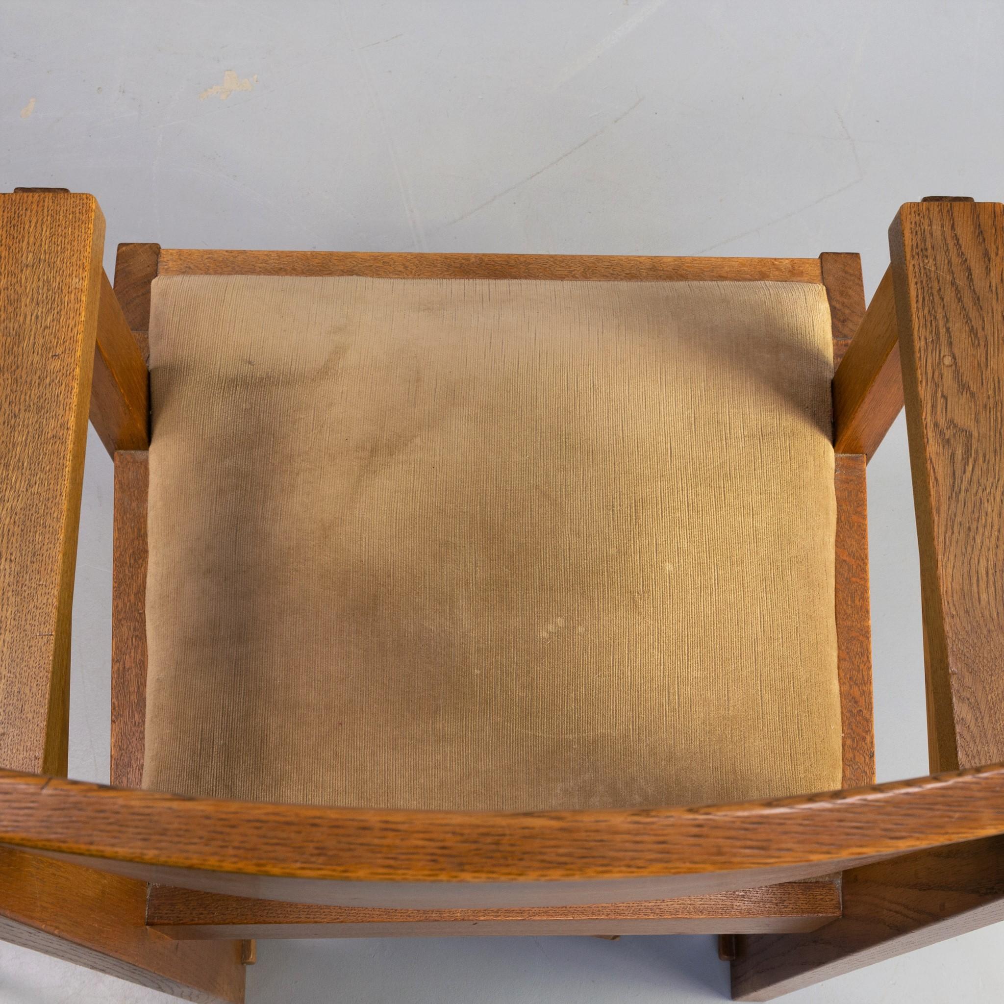 Skulpturaler Art-déco-Stuhl aus massivem Eichenholz im Stil der Haagschen Schule.
Die Details, die Materialien und das fast modernistische Aussehen des Entwurfs entsprechen dem Stil der Haagse School. Dieser Stil wurde nicht so sehr von den