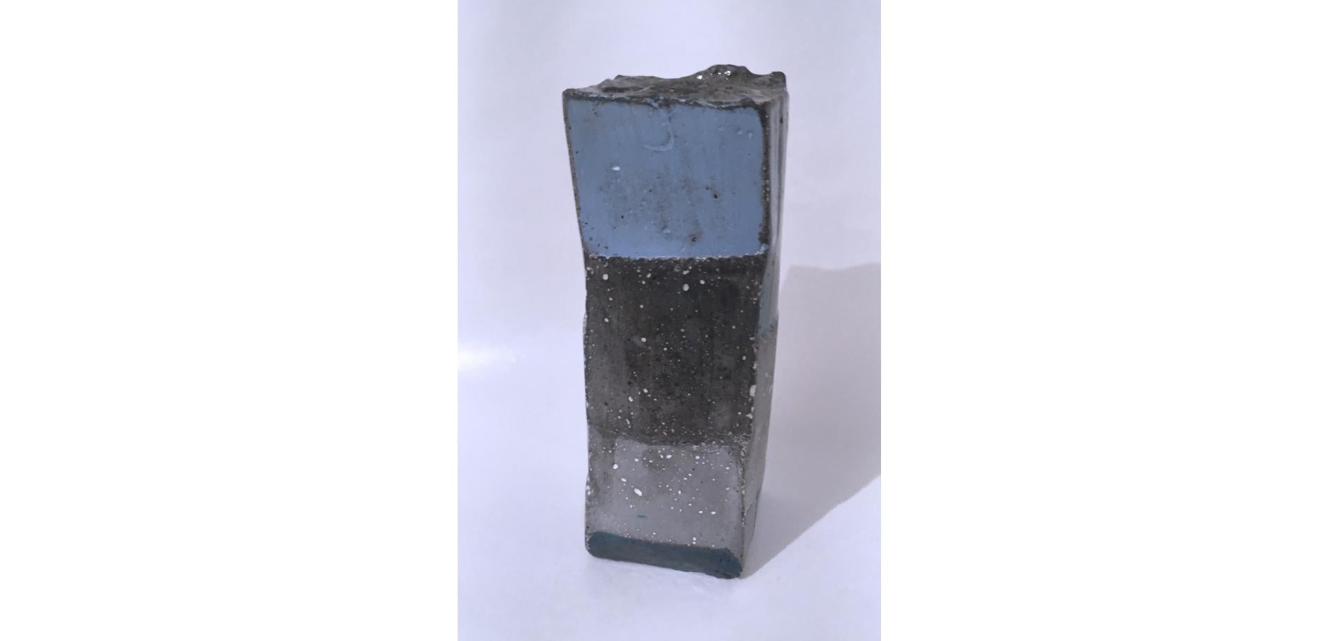 Votive Skulptur mit blauem und weißem Würfelschliff, 2, 2020 im Angebot 7