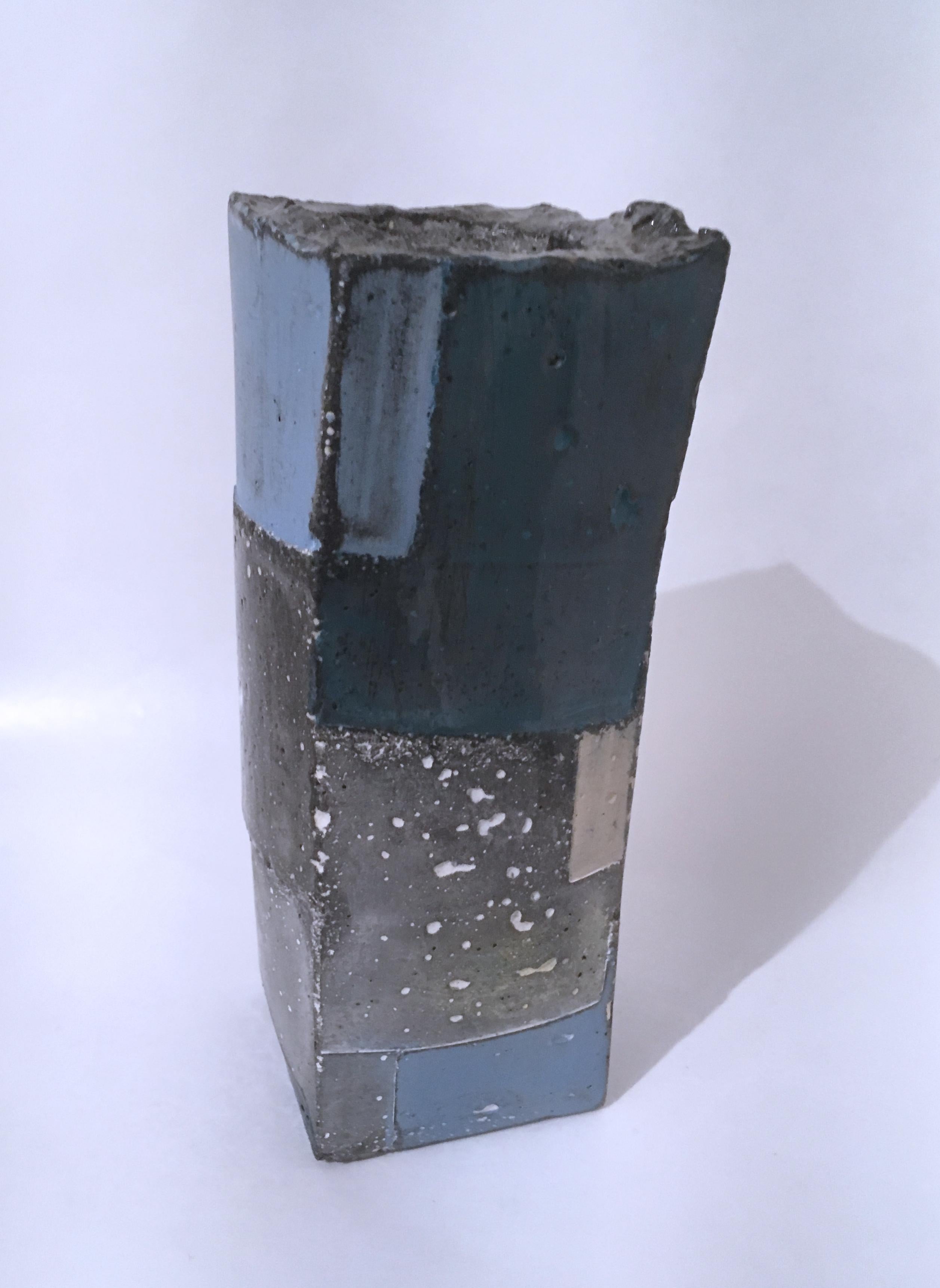 Votive Skulptur mit blauem und weißem Würfelschliff, 2, 2020 (Geometrische Abstraktion), Sculpture, von Dena Paige Fischer